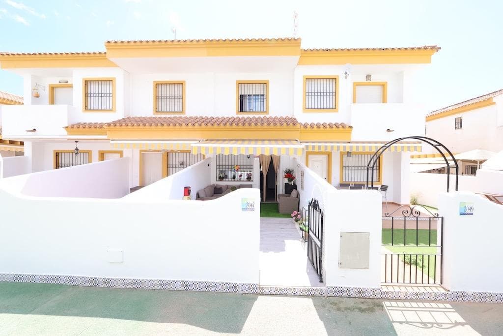 Torre de la Horadada – Residencial Cañada Real . We present this charming duplex townhouse located directly in front of the communal pool, in one of the most pleasant residential complexes in the area.. . The property offers a built area of 70 m², distributed over two bedrooms, two bathrooms, a bright living-dining room, a fully equipped open-plan kitchen, and a spacious rear patio—ideal for laundry or storage.. . At the front, there is a large tiled terrace of approximately 20 m² with direct access to the pool, perfect for enjoying the sun and landscaped surroundings. . The home is sold fully furnished and equipped, including air conditioning.. . The residential complex features extensive green areas and two communal pools, offering a quiet, well-maintained, and family-friendly environment just minutes from the beach and all essential services.
