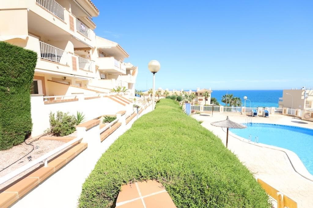 Aguamarina in Campoamor. Corner ground floor apartment , south facing with sea views and facing the communal pool with a large 20 m2 terrace, with direct access to the pool, the house has 70 m2 with 2 bedrooms and 1 bathroom, large independent kitchen with access to the covered patio, the house is sold furnished and with air conditioning and a closed garage, it is located close to all services and a few meters walk to the beach.