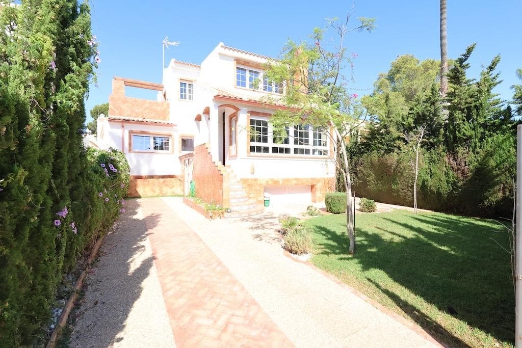 Detached villa located in one of the best areas of Villamartín, just a few meters from the entrance to the golf course. With a constructed area of 189 m² spread over two floors plus a basement, and a 240 m² plot, this property offers spaciousness, comfort, and excellent orientation.. . The home has a total of 4 bedrooms and 3 bathrooms. On the ground floor, we find a bright, generously sized living-dining room, a spacious, fully equipped independent kitchen, a bedroom, and a full bathroom. Upstairs is the master bedroom with a dressing room, en-suite bathroom with sauna, and a large terrace with unobstructed views.. . The basement, with independent access, has two additional bedrooms, a full bathroom, and a second living room, ideal for guests or as an additional private space.. . Outside, the property offers a private garden, driveway, barbecue area, and a relaxing jacuzzi located at the rear, perfect for enjoying the Mediterranean climate.. . It is sold furnished and equipped with air conditioning. An ideal home for both permanent residence and vacation, in a prime location close to golf courses, amenities, and beaches.