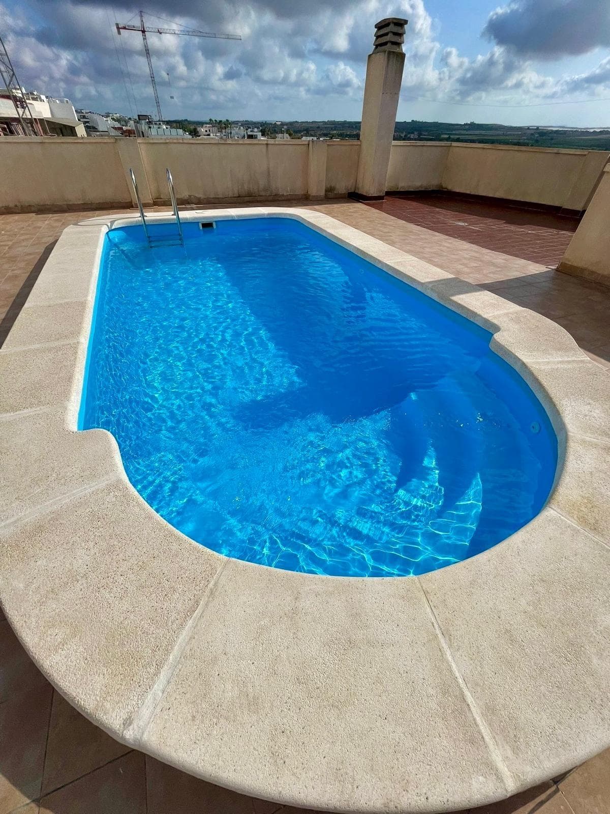 Discover this fantastic first-floor apartment with elevator, located in one of the most peaceful and sought-after areas of Benijófar.. . 📐 Built area: 108 m². 🏗️ Year built: 2011. . Main features:. . 🛏️ 2 bedrooms (one of them with an en-suite bathroom). 🛁 2 full bathrooms. 🚗 Private parking space included. 📦 Private storage room. 🏊‍♂️ Communal swimming pool. . Located just minutes from all services, shops, and restaurants, with easy access to the main roads. Only a 15-minute drive from the beautiful beaches of Guardamar del Segura.. . An excellent investment to enjoy life on the Costa Blanca!. . 📞 Contact us for more information or to schedule a viewing.