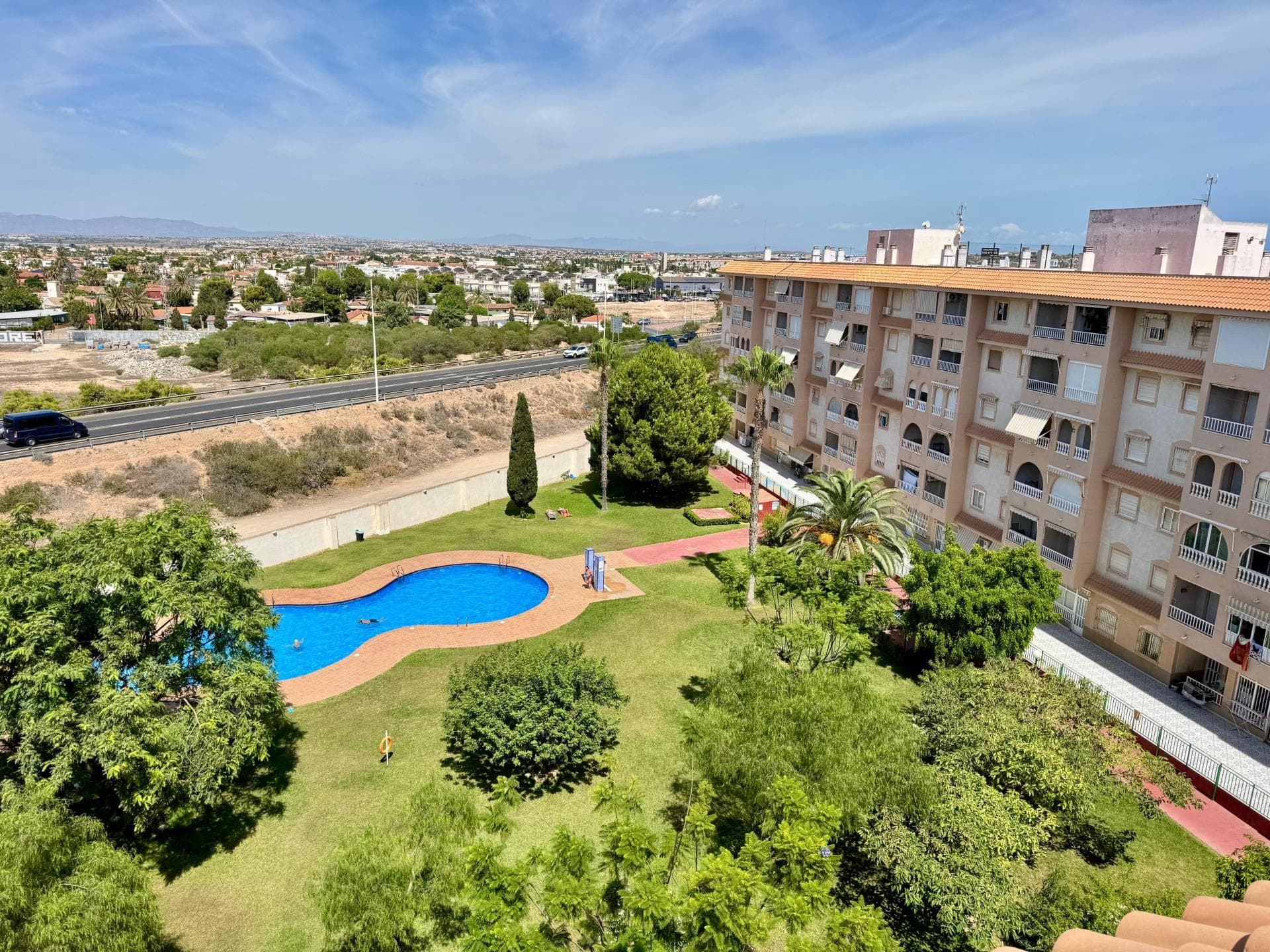 . Discover this fantastic penthouse in Torrevieja, perfectly oriented to the south to enjoy the best natural light all day long and located just a few minutes from the sea.. . Main features:. . 2 spacious bedrooms. . 1 full bathroom. . Bright living-dining room. . Fully equipped independent kitchen. . Large terrace, ideal for relaxing or outdoor gatherings. . Sold furnished and with air conditioning. . Optional garage. . Communal areas:. . Swimming pool. . Green areas to walk and enjoy with the family. . Prime location:. Surrounded by all services (supermarkets, restaurants, transport, shops, etc.) and within walking distance to the sea.. . A unique opportunity to live in a privileged environment with all the comforts, perfect both as a permanent residence and as a holiday home.