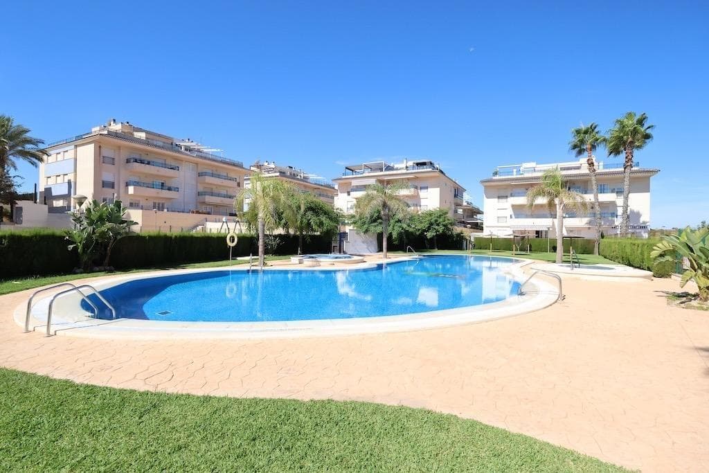 Located in one of the most exclusive areas of Mil Palmeras, this fantastic 119 m2 duplex penthouse is situated in the prestigious Río Mar XI residential complex. The property is distributed over two floors and offers:. . 3 bedrooms (two on the main floor and one on the upper floor). . 2 full bathrooms and 1 guest toilet. . A fully equipped independent kitchen. . Bright living-dining room with access to a spacious terrace boasting views of the sea, the gardens, and the communal pool. . A spectacular private solarium with jacuzzi, ideal for enjoying the Mediterranean climate and moments of relaxation. . The property is sold furnished and equipped with air conditioning. It also includes two parking spaces.. . The residential complex offers extensive green areas, a communal swimming pool, a tennis court, a children’s playground, and a football pitch.. . A perfect home both for year-round living and for enjoying unforgettable holidays.