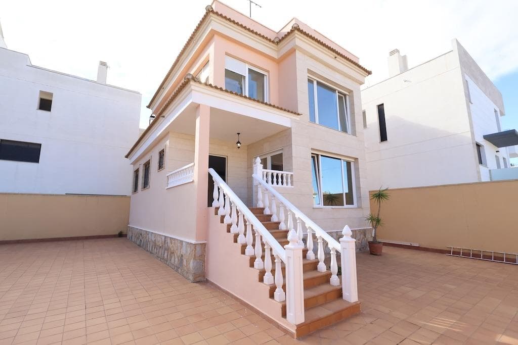 Villamartin / Las Filipinas. Detached villa on a 320 m2 plot, with a 195 m2 property distributed over two floors plus a semi-basement. The home features 4 bedrooms, 2 bathrooms and 1 guest toilet, laid out as follows:. . Semi-basement: 2 bedrooms, 1 bathroom, and a living room.. . Main floor: a large living-dining room, open-plan kitchen, and a guest toilet.. . First floor: 2 bedrooms, 1 bathroom, and a large walk-in closet.. . The property includes a driveway for parking and offers the possibility to build your own private pool. Just steps away from golf courses, bars, and restaurants.