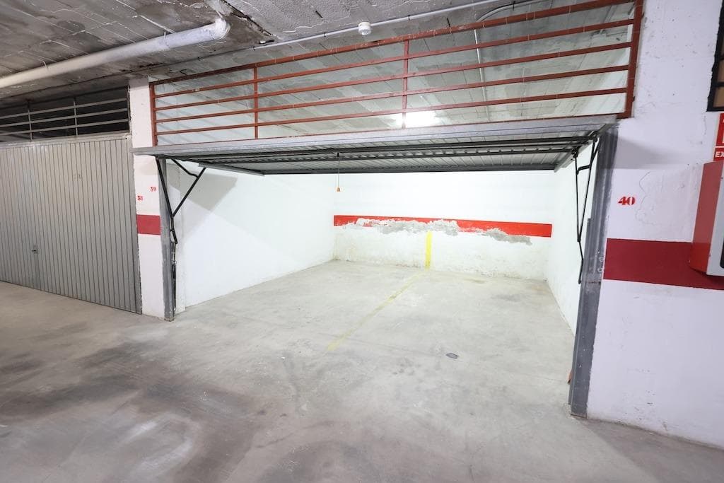 Avda Paris: 2 lock-up garages (25 m2 total). Ideal for parking or storage. Includes lighting and easy access. Great location.