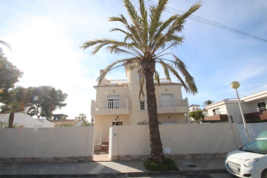 Cabo Roig, Detached villa to new brand with 520 mts of plot and a housing in 2 heights plus solarium of 220 mts, 4 bedrooms of which 1 is on the ground floor and 3 have their bathroom en suite and with terrace, 4 bathrooms all With underfloor heating and 1 toilet, large living room with fireplace, equipped semi-independent kitchen, private pool (9x4), air conditioning, 300 meters from the beach.