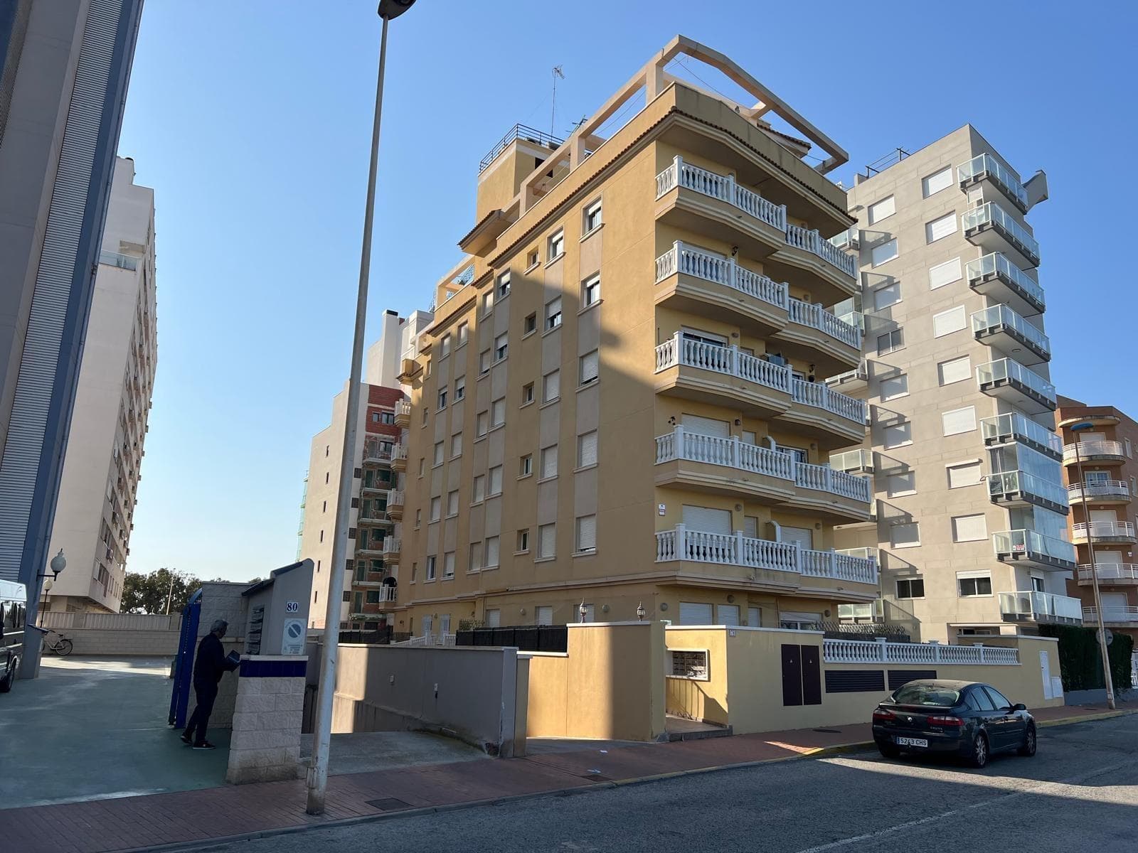 Discover this charming apartment for rent located in the prestigious marina area of Guardamar del Segura. With a usable area of 61 m², this property offers a cozy and functional atmosphere, ideal for year-round enjoyment. The property has two bedrooms that provide comfort and enough space for the whole family or occasional visitors. It also has a well-maintained modern full bathroom. The 8 m² private terrace is perfect for relaxing outdoors while enjoying the pleasant Mediterranean climate; its east-facing orientation allows you to take advantage of the early morning sun. The beach is only 700 meters away, providing quick access to the sea and recreational activities such as walks along the shore. Additional amenities include private parking within the gated community, a communal swimming pool where you can cool off during the hot summer months, and green areas perfect for enjoying family time or simply unwinding after a long day.  This apartment is renovated and ready to move into for only €675 per month (excluding utilities such as electricity, water, or internet) with a 1-month deposit. Minimum rental period of one year. Rented with rental protection insurance (tenant suitability subject to approval by the Rental Insurance, tenants with demonstrable income such as a salary or pension).