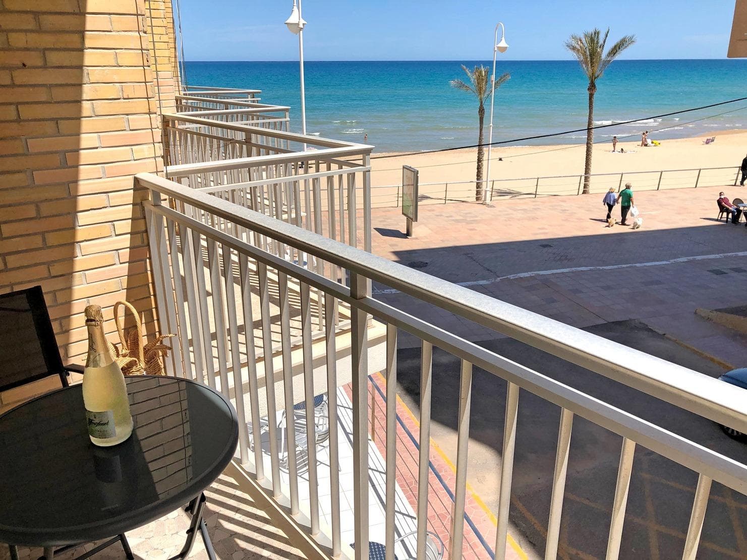 This charming apartment is located in an unbeatable location, just steps from the golden sands of the beach and the lively promenade of Guardamar, where cozy restaurants and charming cafés with sea views abound. The property features 2 bright bedrooms, a full bathroom, and an additional toilet, making it perfect for families or hosting guests. It also has a separate, fully equipped kitchen — ideal for those who enjoy cooking at home. Located close to all town amenities — shops, parks, and green areas — this apartment offers the perfect blend of comfort, tranquility, and Mediterranean lifestyle. An ideal option both for year-round living and unforgettable seaside holidays.