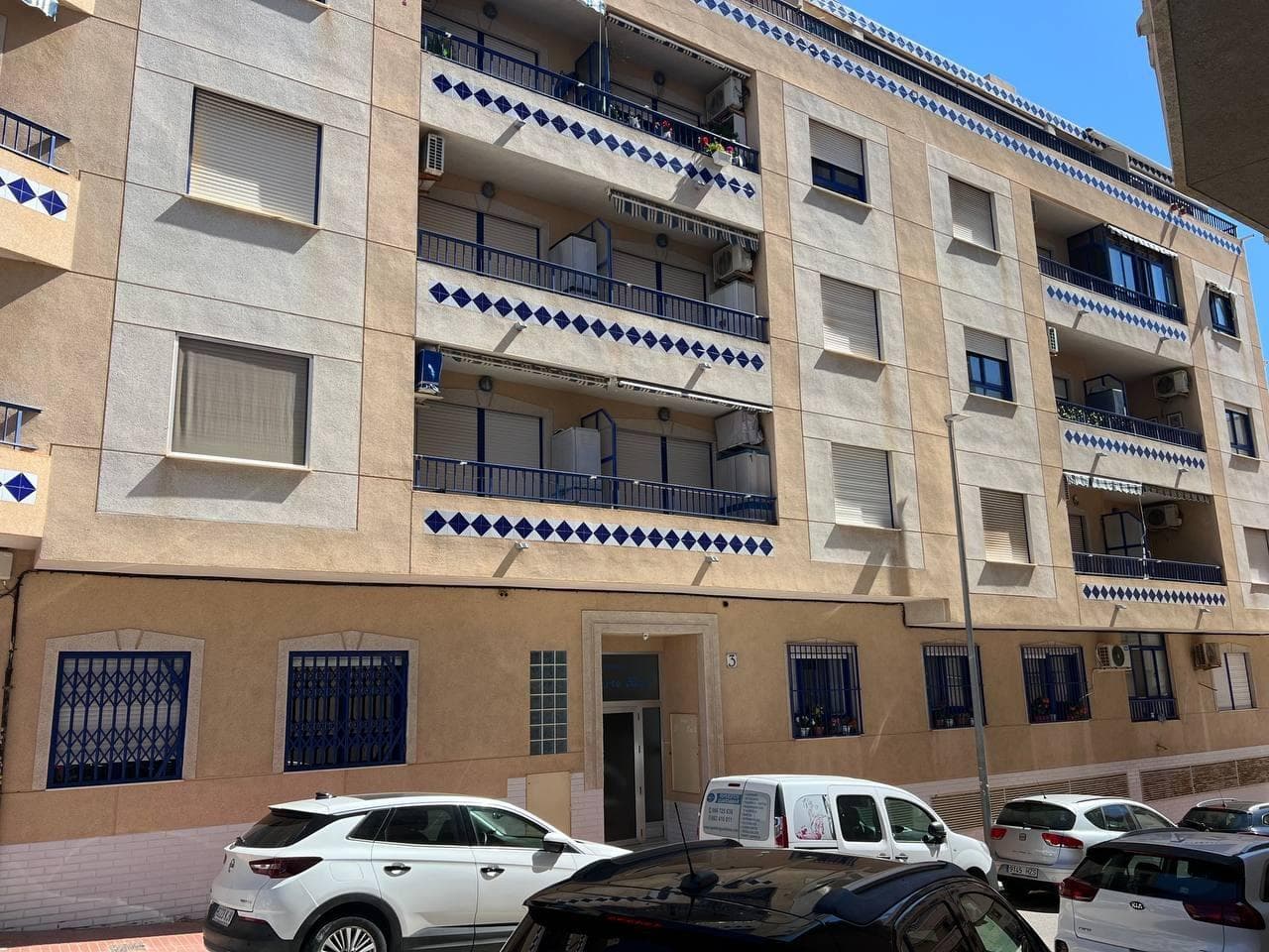 Nice flat, fully equipped and ready to move in, ideal for those looking for comfort and a relaxed lifestyle. Located just 5 minutes walk from the town centre and very close to a supermarket (only 100 metres away), it is perfect both for family living, with space for a few children, or to enjoy a second residence where you can spend long periods in Guardamar. Located in a privileged area, a few steps from the Park or Pinar de Guardamar, where you can enjoy long walks surrounded by nature, breathe fresh air and disconnect in a quiet environment. In addition, the proximity to the sea allows easy access to the golden sandy beaches, ideal for relaxing, practising water sports or simply enjoying the sound of the sea at any time. The flat is very sunny in winter and cool in summer, thanks to its good orientation and air conditioning in the living room, guaranteeing comfort all year round. The area combines the essence of the coastal town that still maintains its traditional character, with international services that facilitate a comfortable and cosmopolitan life. It is an excellent rental investment opportunity, combining quality of life, nature, proximity to the sea and an environment that invites you to enjoy the Mediterranean lifestyle. The photos and descriptions are not contractual and there may be differences in some of them. Prices do not include taxes and management fees.