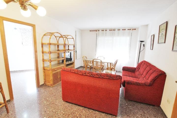 Are you looking for a place in Alicante that combines comfort, tranquility and good connection to everything you need? This apartment in Alcalá street, in the neighborhood of San Blas, is the perfect option for you! Living in San Blas means enjoying a modern residential environment, surrounded by green spaces and leisure areas ideal for walking, playing sports or relaxing with the family. In addition, its excellent communication with the center of Alicante and other important areas of the city allows you to move easily, either by public transport or by car. This apartment in Alcalá street offers you the opportunity to live in a well-equipped neighborhood, with supermarkets, schools, health centers and stores within walking distance. The area combines the tranquility of a family atmosphere with the proximity to the beach and leisure areas, so you can enjoy the sea, gastronomy and cultural life of Alicante without complications. Imagine living in a comfortable and bright space, in a quiet but well connected street, where every day you can take advantage of the quality of life that San Blas offers. It is an ideal opportunity for those looking for a home in an area that combines modernity, nature and convenience.