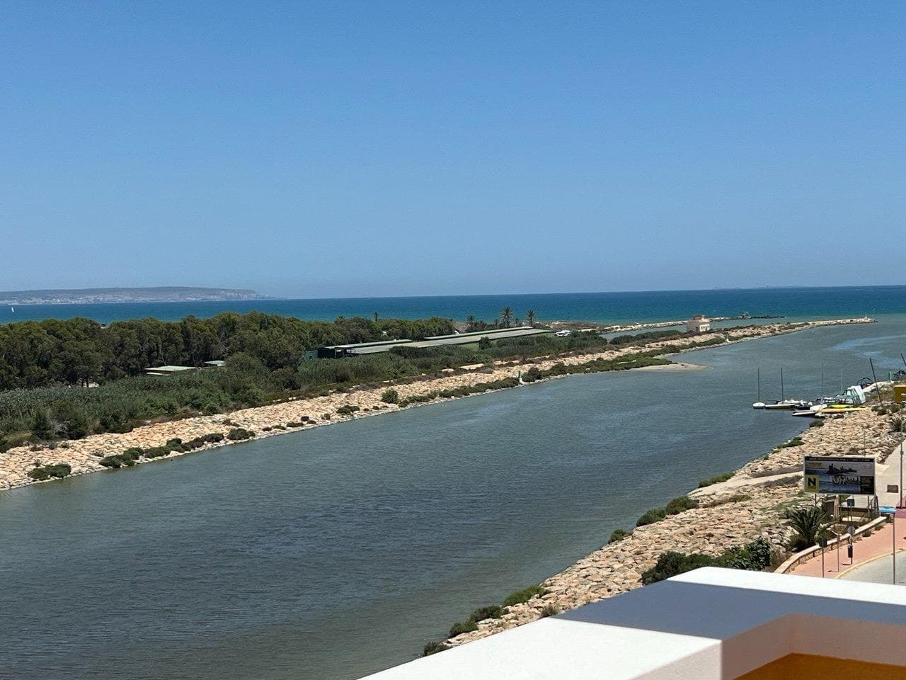 Looking for a home with sea views and the feeling of the sea breeze caressing your skin from its terrace? This is your chance. Imagine yourself enjoying the smell of eucalyptus and pine trees, surrounded by a natural and quiet environment, in a penthouse that offers ample space for unforgettable vacations or long periods by the sea. Located in a privileged enclave just 200 meters from the seaport and marina of Guardamar, this property is perfect for those who love sailing, water sports or fishing. From its large corner terrace, you can contemplate breathtaking views and feel in full harmony with nature. Come and discover this magnificent penthouse and let yourself be enveloped by Enjoy the purity of the environment, surrounded by wide arboreal spaces and a fresh atmosphere that invites you to relax and disconnect. Here, the proximity to the sea and the beauty of the trees and vegetation create a natural refuge where you can breathe pure air and live in contact with nature. or its natural environment, with views that inspire tranquility and a terrace perfect for moments of rest and enjoyment.