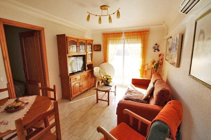 Beautiful south-facing apartment on the fourth floor, very bright and cozy. Ideal for those seeking tranquility without sacrificing proximity to the center: just a five-minute walk away, you will have access to all the services, shops, restaurants, and leisure areas of Guardamar del Segura. Just two minutes away is the Mas y Mas supermarket, with a large 800 m² floor space where you can do your daily shopping in complete comfort. If you enjoy outdoor sports or walking your pet, Alfonso XIII Park is just a three-minute walk away. This extensive 50-hectare natural space, populated by pine, eucalyptus, and juniper trees, connects directly to the marina and the beaches of Guardamar. A perfect environment to breathe fresh air and enjoy the sea breeze. The apartment is located in a very quiet residential area, free from traffic and noise, ideal for those who value peace and relaxation. Come and enjoy the quality of life that Guardamar del Segura has to offer: its natural surroundings, its beaches, and its privileged climate. Make this apartment your new home, full of light, comfort, and well-being.