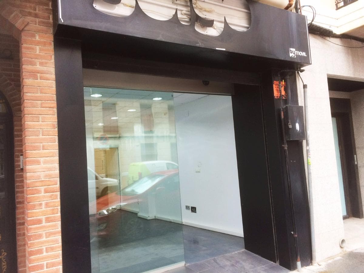 Commercial premises in Guardamar del Segura centre area divided into two different areas, one for customer service and the other for warehouse or offices. 76 m2 of surface area, one bathroom, renovated property with lighting, west facing, porcelain flooring. with a lot of footfall, next to all banks and telephone companies. Extras: adapted minus., air conditioning, central