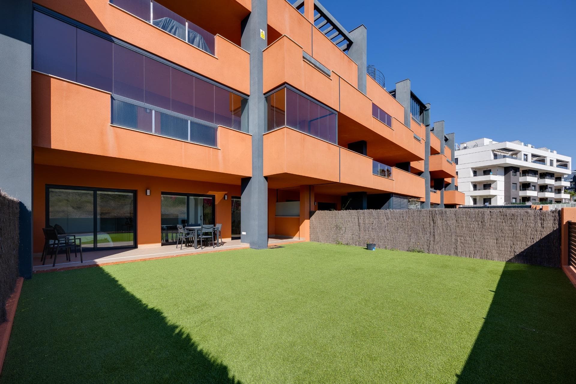 We present this magnificent ground-floor property, ideal both as a permanent residence and as an investment for holiday rentals. The apartment has a built area of 106 m² and offers a functional and comfortable design, distributed across two spacious bedrooms and two full bathrooms.The home stands out for its outdoor spaces: it features two terraces, a bright interior patio, and a spectacular private garden of 79 m², perfect for enjoying outdoor moments with privacy and tranquility. Among its features, it includes air conditioning and heating, ensuring maximum comfort all year round.It is delivered fully furnished, with modern decor and ready to move in. The property is part of a residential complex with an elevator, communal swimming pool, and shared landscaped areas. Additionally, it includes an underground parking space included in the price, adding extra value and great convenience.In summary, a very complete home, well-equipped and located in a residential area that combines tranquility with good connections. Ideal for those seeking quality of life and outdoor spaces without giving up modern amenities.