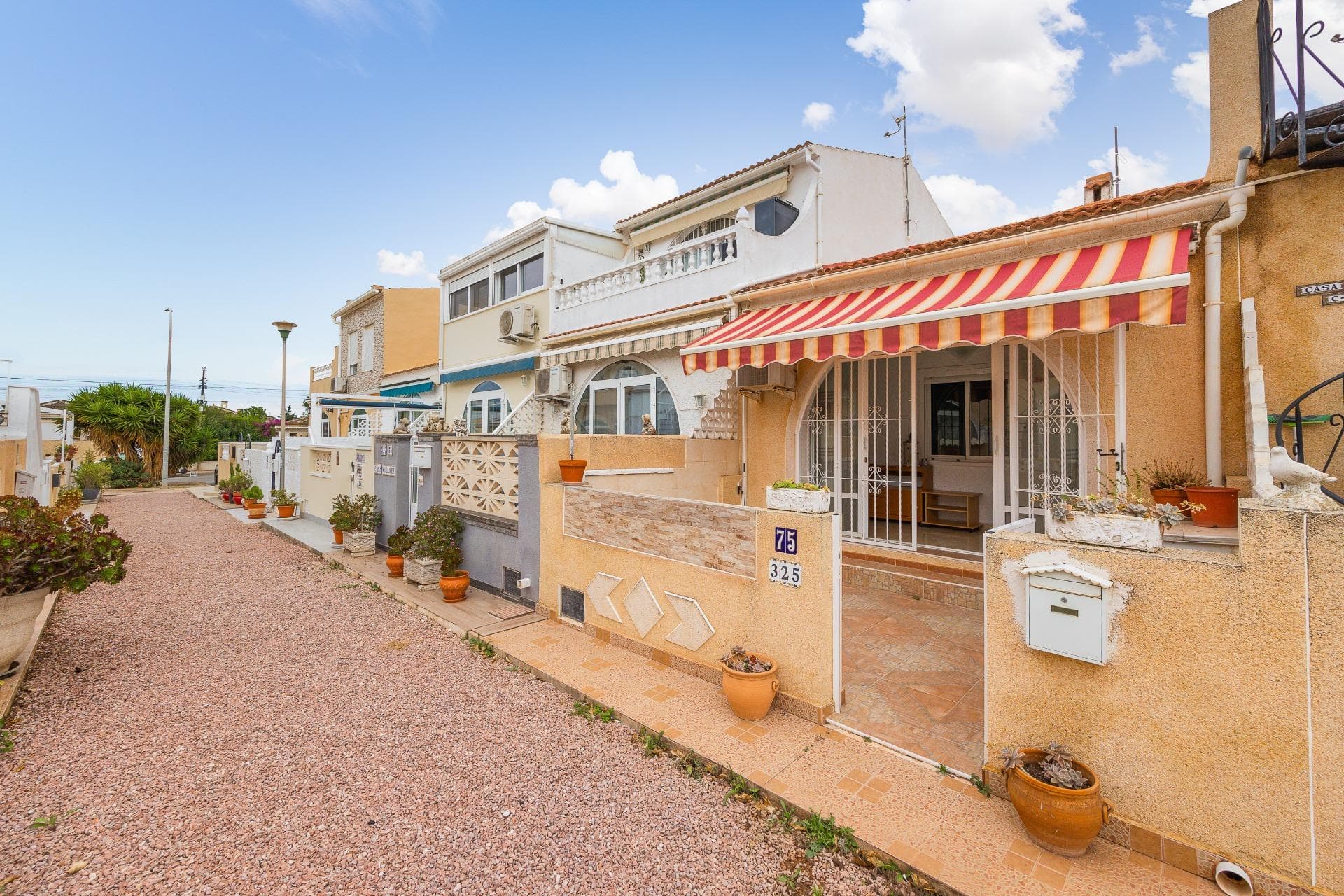 Located in a quiet and well-maintained residential area of El Chaparral, Torrevieja, this cozy townhouse of 59 m² offers an excellent opportunity as a permanent home, holiday house, or rental investment. The property stands out for its functional layout, brightness, and comfortable private garden, ideal for enjoying the Mediterranean climate all year round.The home features a double bedroom with a built-in wardrobe, a full bathroom with a shower tray, and an open-concept living area that integrates the living room, dining area, and a fully equipped kitchen. The south-facing orientation ensures excellent natural light throughout the day, adding warmth and comfort to the interior.The property is sold fully furnished and ready to move in, with well-maintained furniture and included appliances. The private garden, with enough space for outdoor furniture or even a small barbecue area, is perfect for relaxing, sunbathing, or enjoying outdoor evenings.Located just a few minutes by car from beaches, supermarkets, restaurants, and local services, this townhouse combines tranquility with good connections to all points of interest in Torrevieja and its surroundings.Main features:• Built area: 59 m²• 1 double bedroom• 1 full bathroom• Private garden• South-facing• Furnished• Quiet residential areaDon’t miss this opportunity to enjoy the Costa Blanca in a comfortable, sunny, and charming home.