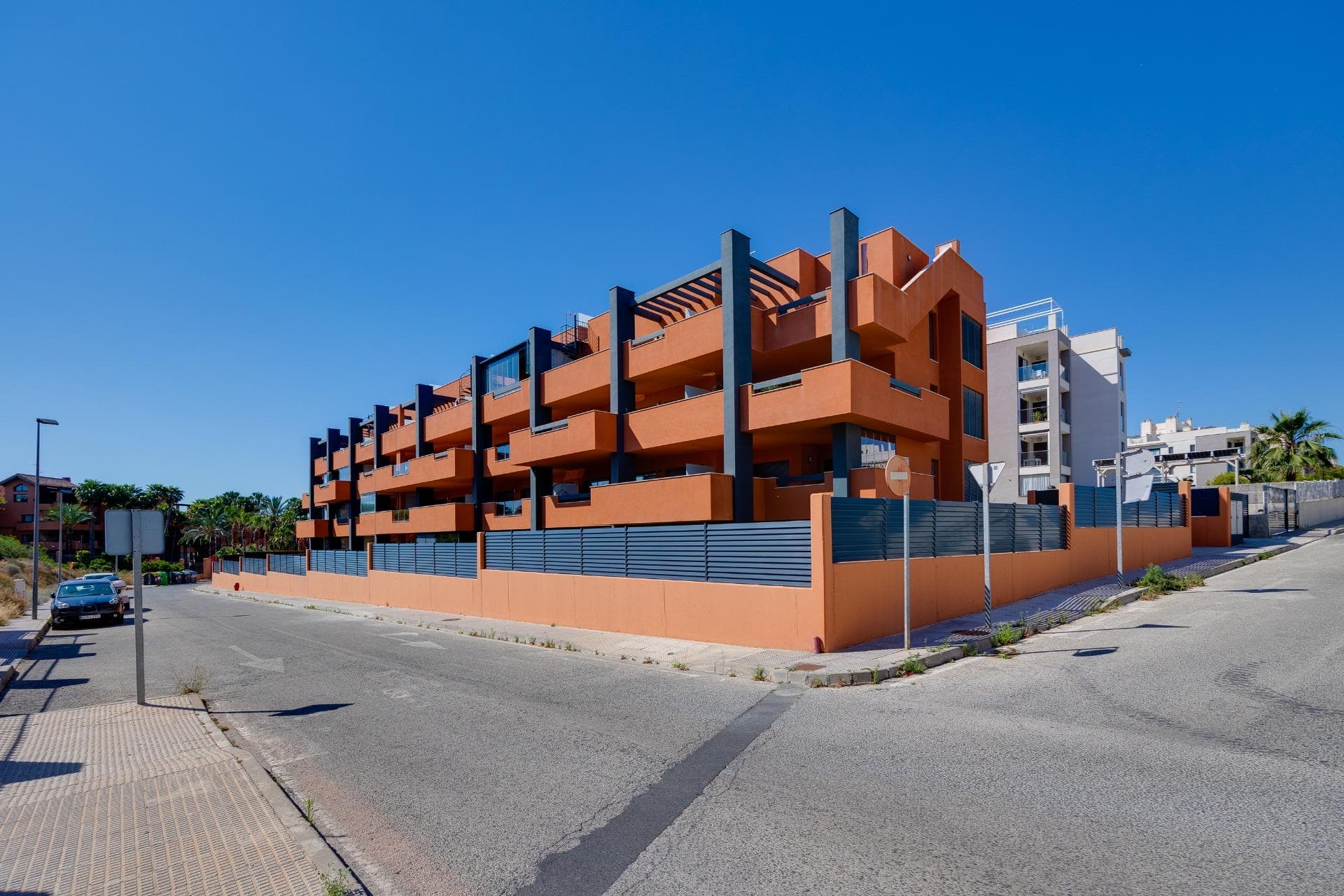 We present this beautiful apartment located on the second floor of a modern building with an elevator, notable for its spaciousness, brightness, and excellent layout. With 87 m² built, this home features 2 comfortable bedrooms and 2 full bathrooms, ideal for families, couples, or as a second residence.Its east-facing orientation guarantees excellent natural light throughout the morning, creating warm and pleasant spaces. One of the greatest attractions is its spectacular 35 m² terrace, perfect for enjoying the outdoors, hosting dinners, or simply relaxing in the sun.The property is delivered fully furnished, with a functional and cozy design. It is equipped with air conditioning, ensuring maximum comfort all year round.Additionally, the price includes a private parking space, and the building is part of a well-maintained community offering a beautiful communal pool, ideal for enjoying good weather in a peaceful and pleasant environment.An excellent opportunity for those seeking quality of life, comfort, and an unbeatable location.