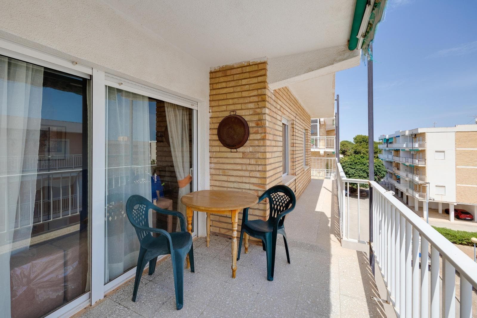 We present to you this spectacular penthouse located in one of the most sought-after areas of the Costa Blanca: Punta Prima.With 96 m² of built area, this property offers the ideal combination of comfort, space, and quality of life.The apartment features 3 bright bedrooms and 2 full bathrooms, designed to provide functionality and comfort in every corner.The jewel of this home is its spacious private terrace, perfect for sunbathing, hosting outdoor dinners, or simply relaxing with open views.It is sold fully furnished, with a fully equipped kitchen that includes a dishwasher, gas water heater, and washing machine.In addition, the property includes a storage room and a parking space in the price.Located in a private and quiet residential complex, it offers large green areas, a playground for children, and a tennis court—perfect for enjoying your free time without leaving home.