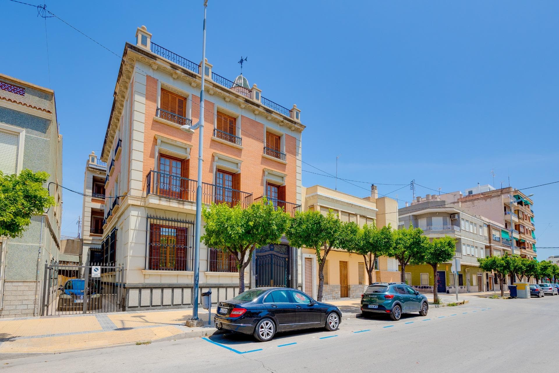 We present a unique property—a dream mansion in the heart of Callosa de Segura that combines history, sophistication, and modern comfort in an extraordinary residence. With an impressive 563 m² plot and a spectacular built area of 1,100 m², this magnificent estate is designed for those seeking the exceptional.Distributed over two floors, the home offers 12 spacious bedrooms and 9 bathrooms, seamlessly integrated into a stately architectural style filled with natural light thanks to its southeast orientation. The interior has been carefully furnished in a classic and functional style, featuring a fireplace, heating, air conditioning, and a comprehensive alarm system that ensures security and comfort.The mansion boasts a private elevator connecting all levels, including conditioned basements—perfect for a wine cellar, gym, or leisure rooms. It also offers a storage room and useful auxiliary areas.Outside, the charm continues: a traditional patio, several terraces, and a spectacular private solarium crown the property. The private garden surrounds a beautiful exclusive-use pool, ideal for enjoying peace and the excellent climate. Additionally, the outdoor area includes a cozy barbecue space and an elegant chill-out area designed for relaxation and social gatherings.It also includes green areas, exterior and interior parking, ensuring convenience for both residents and visitors.This architectural gem, ready to move into, is ideal either as a high-end private residence or for a boutique hospitality or luxury rural tourism project. A place where comfort, space, and distinction come together in a home that truly stands out.