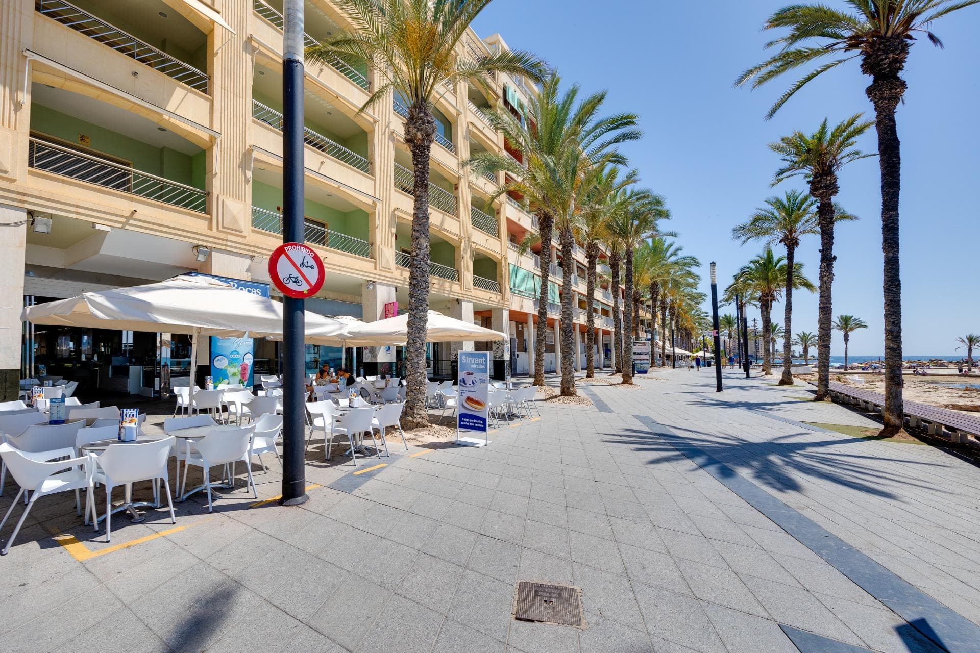 Discover this magnificent apartment located in Torrevieja on the fourth floor of a building with an elevator, in a privileged seafront location. With a built area of 133 m², this property offers spaciousness, comfort, and natural light in every corner. The home features 3 large bedrooms with built-in wardrobes and 2 full bathrooms, ideal for families or those looking for extra space. It comes fully furnished and equipped, ready to move in. Enjoy unforgettable moments from its southeast-facing terrace, perfect for watching the sunrise over the Mediterranean. Additionally, it has a private solarium, ideal for sunbathing or relaxing with open sea views. A parking space is included in the price, an essential advantage in this area. The property stands out for its brightness, functional layout, and a peaceful setting with all services just steps away. A unique opportunity to live by the sea with all comforts. Don’t miss this gem facing the Mediterranean!