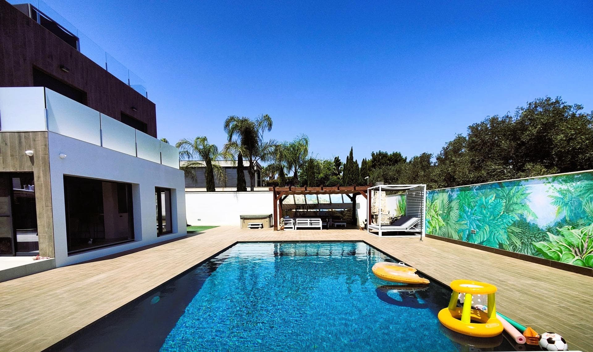 & Luxury Villa with Sea Views in Cabo Roig! **Looking for an exclusive property on the Costa Blanca? This stunning villa in Cabo Roig offers you an unparalleled lifestyle, combining luxury, comfort and proximity to the sea. Main features:** ** **Spacious plot * Large plot of 1000 m²:** Enjoy a private garden, heated swimming pool, jacuzzi, barbecue area, solarium and panoramic sea views. * 380 m² living area:** Distributed in 4 double bedrooms, 1 single bedroom, 2 bathrooms, fully equipped kitchen, large living room, gym, laundry room and several terraces. * Luxury qualities:** Air conditioning, heating, alarm, fitted closets, fireplace, porcelain stoneware floors, double glazed exterior carpentry, reinforced door, automatic doors, jacuzzi, gym and much more. * Privileged location:** Only 140 meters from the beach, close to golf courses, shopping centers, restaurants and all the services you need. Enjoy:** ** **Panoramic sea views * Panoramic sea views:** Wake up every morning with breathtaking views of the Mediterranean. * Ample indoor and outdoor spaces:** Perfect to enjoy with family or friends. * Full equipment:** The villa has everything you need to make you feel at home. * Privacy and security:** The villa is located in a quiet area and has a security system. **Don't miss the opportunity to live in one of the most exclusive areas of the Costa Blanca. **Contact us to arrange a visit! Additional information:** ** Location: Cabo Roig, Costa Roig, Costa Blanca * Location: Cabo Roig, Costa Blanca * Plot area: 1000 m² * Living area: 380 m² * Bedrooms: 5 * Bathrooms: 2 * Extras: Heated pool, jacuzzi, gym, fireplace, sea views, garage, security, children's play area, etc. **This villa is perfect for those looking for the best of Costa Blanca living. **Contact us today!