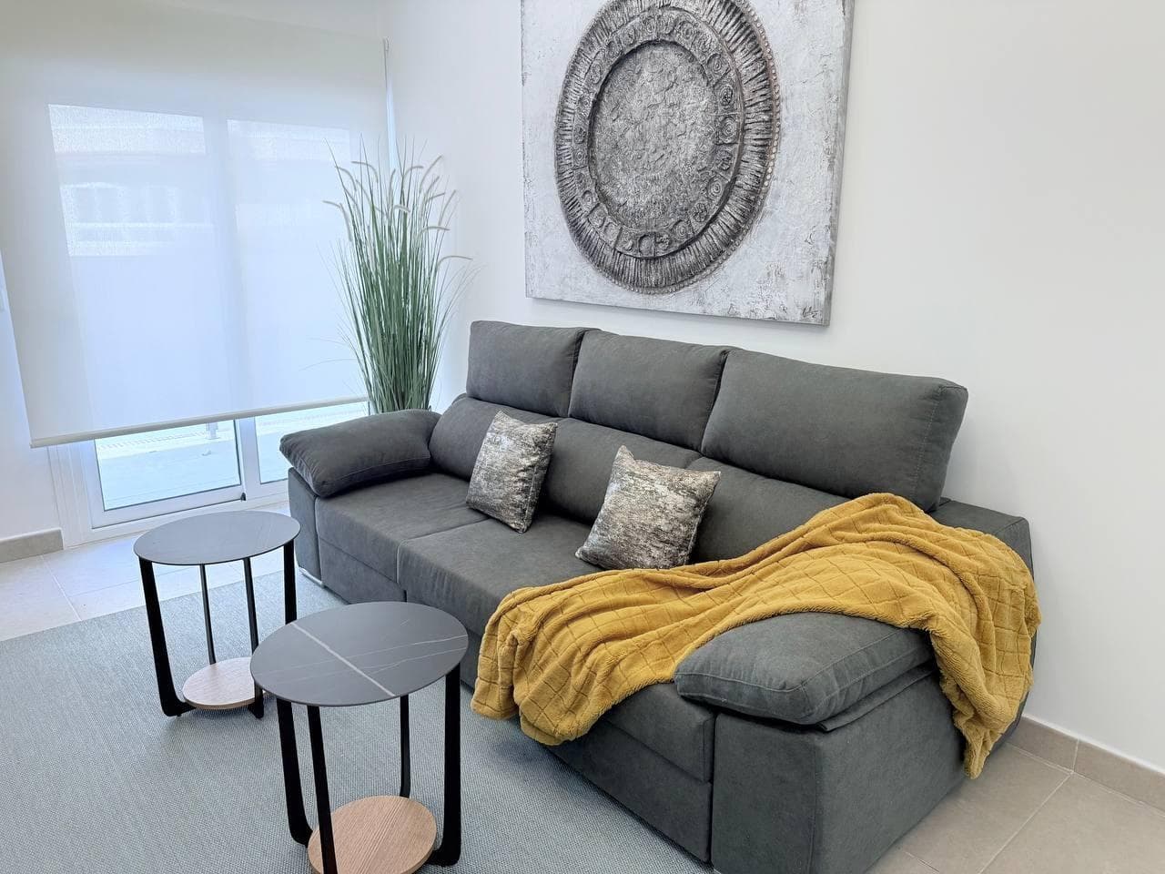 This modern flat in Guardamar Del Segura, in the area of Parque Sur, is perfect for those looking to live close to the beach and enjoy all amenities. With 2 bedrooms, 1 bathroom and a large terrace, this 82m2 flat is ideal for couples or small families. With top quality finishes and fully furnished, you will only have to worry about enjoying the communal swimming pool, the wide beaches around 500m away, and the public park in the surrounding area. In addition, its location close to shopping areas and restaurants make this flat a unique opportunity in an excellent location. Don't miss out on this opportunity to make your new home on the Costa Blanca!