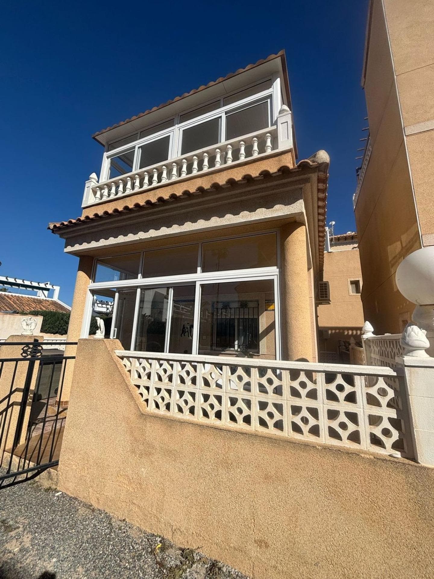 Bedrooms: 3, Bathrooms: 2, Town House in Orihuela  Costa, Alicante, Spain