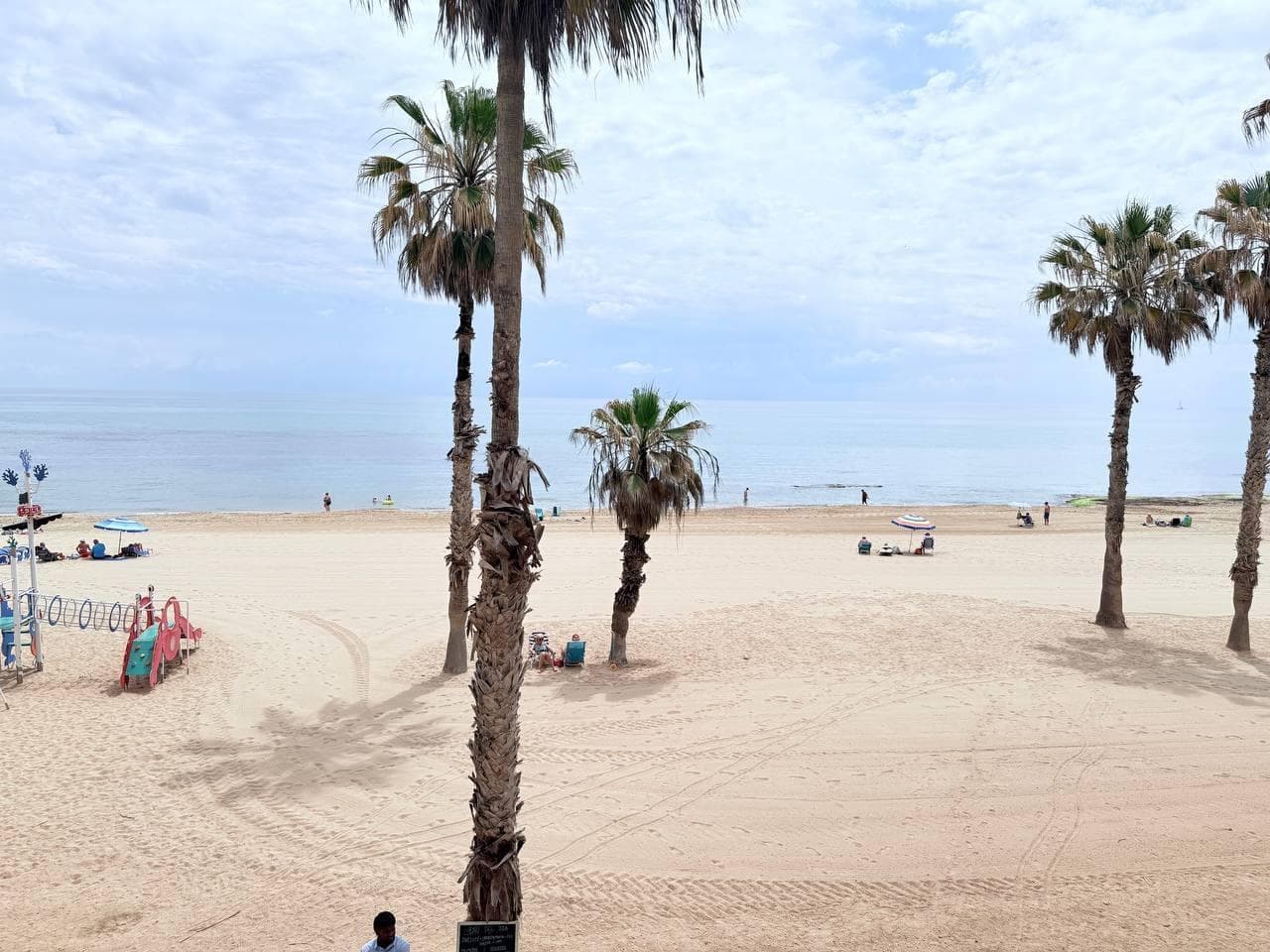 We present this excellent front line beach apartment with sea views in La Mata, Torrevieja. A property with unobstructed sea views ideal to enjoy the Mediterranean climate and lifestyle. It has 3 bedrooms and 2 bathrooms, large living room fully furnished, with exit to a large terrace overlooking the sea. The kitchen is independent, fully equipped with good quality appliances. A patio and laundry room with exit from the kitchen. Master bedroom with en suite bathroom and sea views. Within the community there is 24h security video surveillance, for your comfort and safety. Exterior spaces. Bright patio and terrace perfect for enjoying the outdoors. Ideal for gatherings with friends and family. Residents will be able to enjoy all services around bars, restaurants within walking distance, ideal for families. In addition, it is located on a main street of La Mata, surrounded by trees, square and green spaces. A few minutes away you will find supermarkets, pharmacies and other services around, as well as medical centers and schools. A short distance from the beach about 30 meters, makes this place an ideal environment for beach, sun and nature lovers. If you are looking for a home that combines comfort and a privileged location, this apartment in La Mata is an opportunity you can not miss!