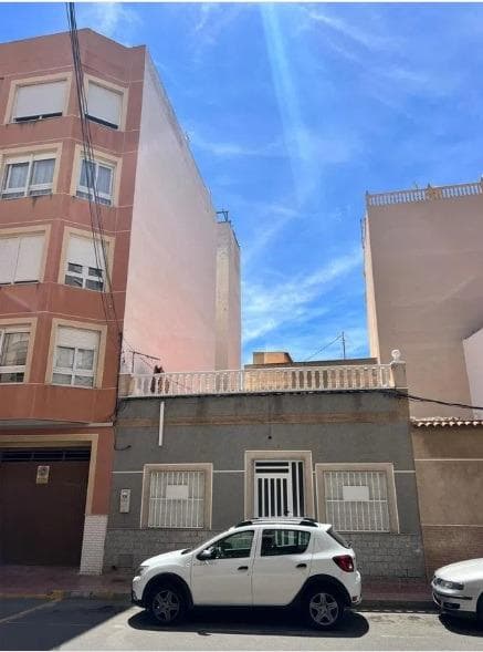 Bedrooms: 4, Bathrooms: 2, Town House in Torrevieja, Alicante, Spain