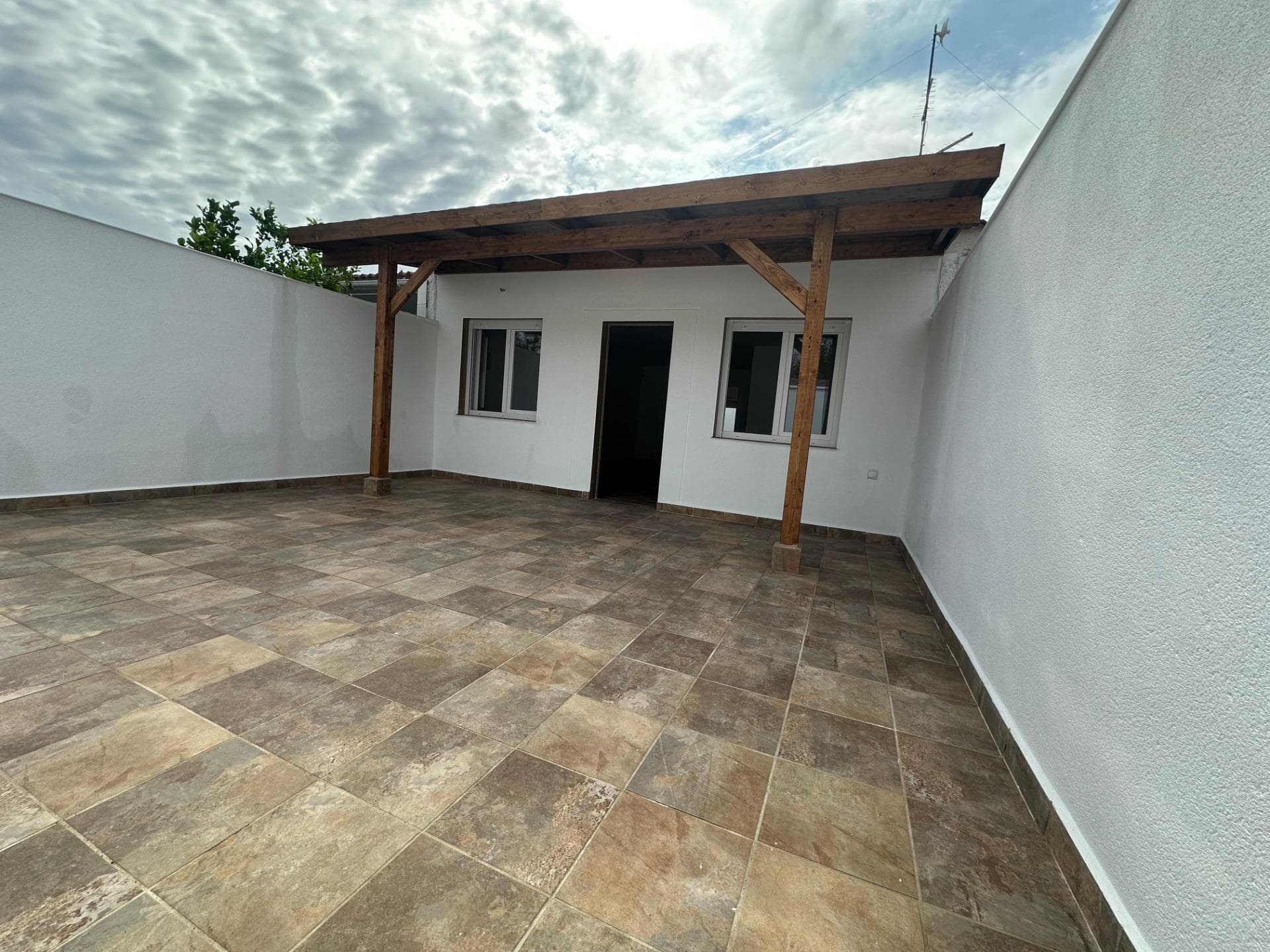 We present this magnificent single-story townhouse, a completely renovated property ideal for enjoying the Mediterranean climate and lifestyle. It has 2 bedrooms and 1 bathroom, a living-dining room, completely new and renovated. The kitchen is fully equipped with high-quality appliances. Outdoor spaces. Bright patio and 60m2 terrace, perfect for enjoying the outdoors. Ideal for gatherings with friends and family and for installing a jacuzzi. Residents can enjoy all the amenities nearby, including bars and restaurants just a few minutes' drive away, the Dos Mares shopping center, and a beach 800m away, ideal for enjoying vacations or living year-round. In addition, it is located in a quiet residential area, surrounded by trees, green spaces, and parks. The area is close to schools, a medical center, supermarkets, and leisure areas, everything you need for your community. If you are looking for a home that combines comfort, modernity, and a privileged location, this house in San Javier is an opportunity you cannot miss!