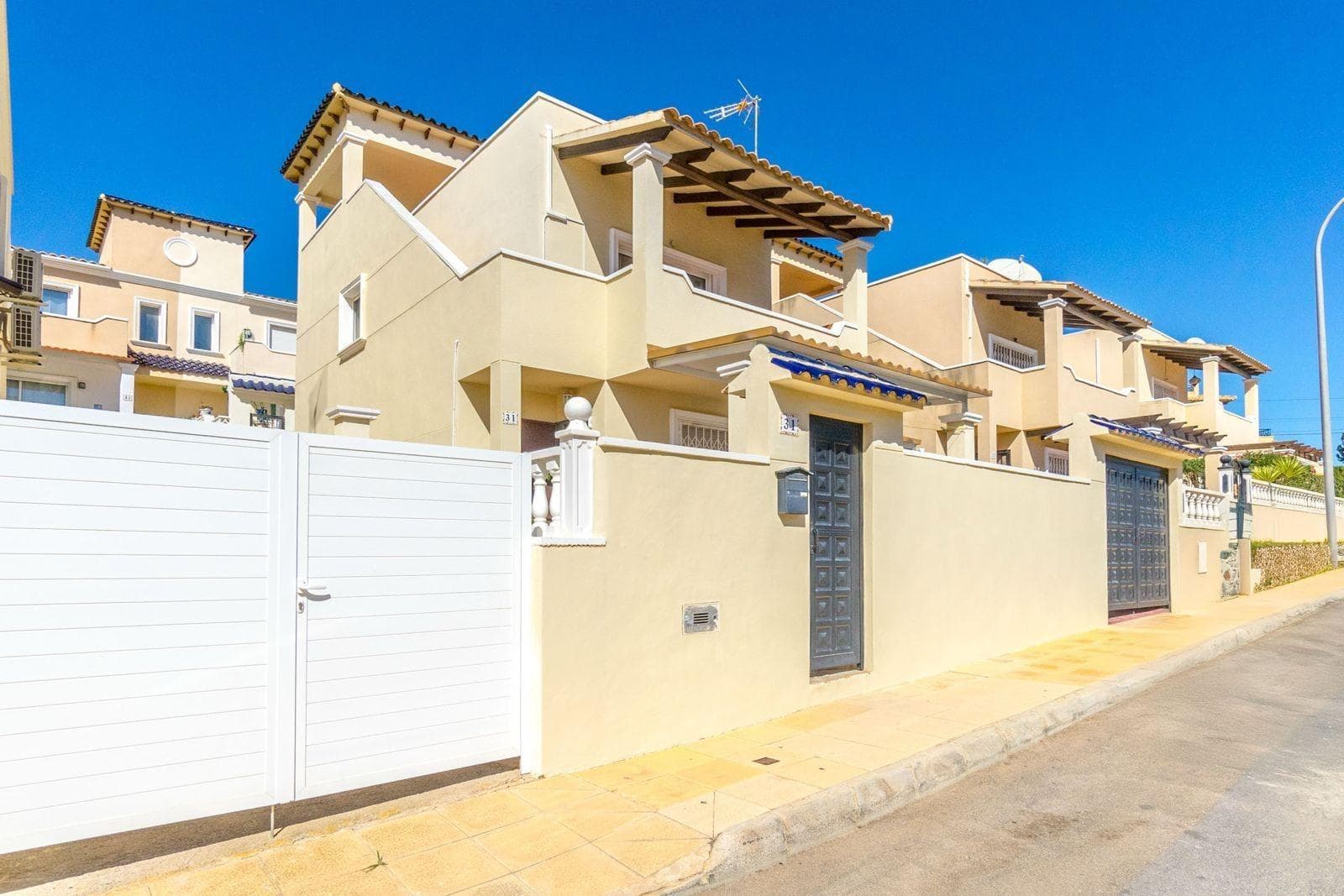 Bedrooms: 3, Bathrooms: 2, Town House in Orihuela  Costa, Alicante, Spain
