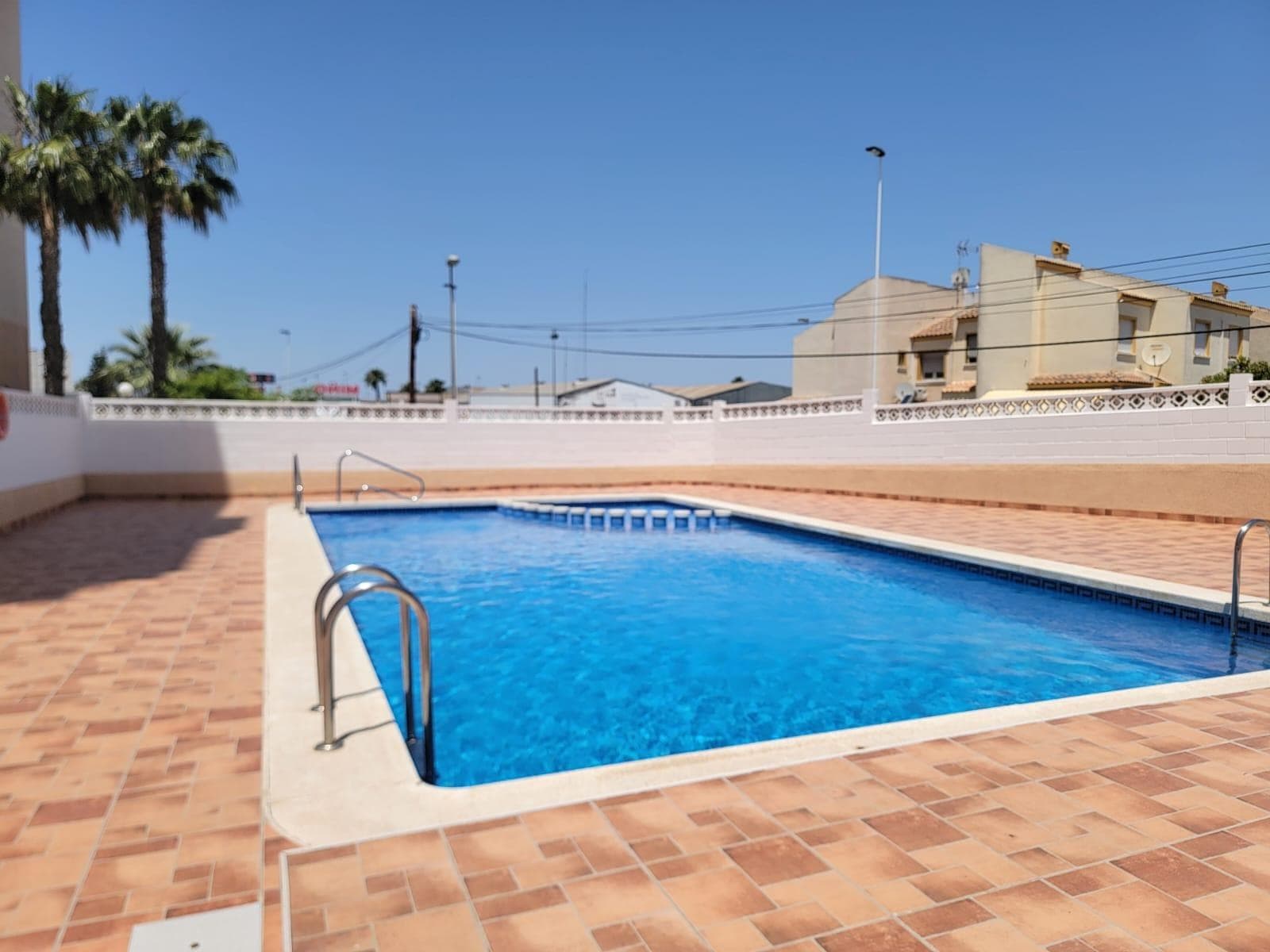 Apartment in private Residential with swimming pool in Nueva Torrevieja. It consists of a living room with a glazed terrace, a fully equipped American kitchen, two double bedrooms with built-in wardrobes and a bathroom with a shower. Furnished. Air conditioning. In good condition. Located near all amenities, supermarkets, shops, cafeterias, and so on., about 20 minutes walk to the beach "Playa del Cura"!