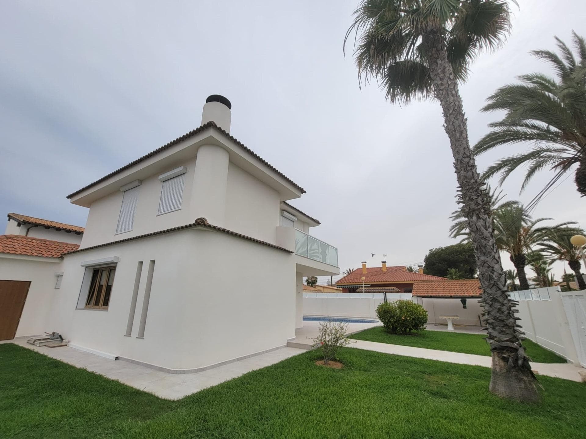 Detached 2-story Villa on a 516m2 plot, totally renovated, like new, modern, in the residential and privileged area of Cabo Roig, approximately 600 m walk to the beach. The ground floor consists of a spacious living room with large windows and access to the large terrace, a fully equipped open kitchen and a bathroom. The first floor is accessed via a large spiral staircase and consists of three double bedrooms with access to the terrace with clear views and two bahtrooms. The property has a private swimming pool, a big garden, a relaxation space with a pergola, a large storage room and a parking area on the private plot. With direct access from the street. Not furnished. Built-in wardrobes in the bedrooms. Air conditioning. Modern style. High quality materials. Very good location, close to all amenities, supermarkets, cafes, and so on., and the beautiful beach of Cabo Roig, La Zenia,.. A luxury! Ideal for relaxing in this quiet environment and enjoying the wonderful Mediterranean climate!