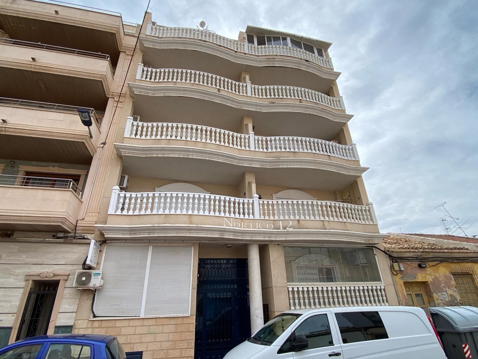 Spacious apartment in the center of Torrevieja, approximately 750 meters from the “Playa del Cura” and approximately 500 meters from the Promenade and the Natural pools. It consists of a living room with a glazed terrace, a fully equipped American kitchen with access to a private patio, a double bedroom, a single bedroom, two bathrooms (one with a shower and one with a bathtub en-suite with the main bedroom) and a storage room on the community solarium. Furnished. Air conditioning. Built-in wardrobes. The apartment is in good condition. It also has a wonderful communal solarium to enjoy the sun! There is an elevator that reaches the door to avoid steps, allowing access for people with reduced mobility. Very good location, close to all amenities, supermarkets, shops, cafeterias, restaurants and the beach!