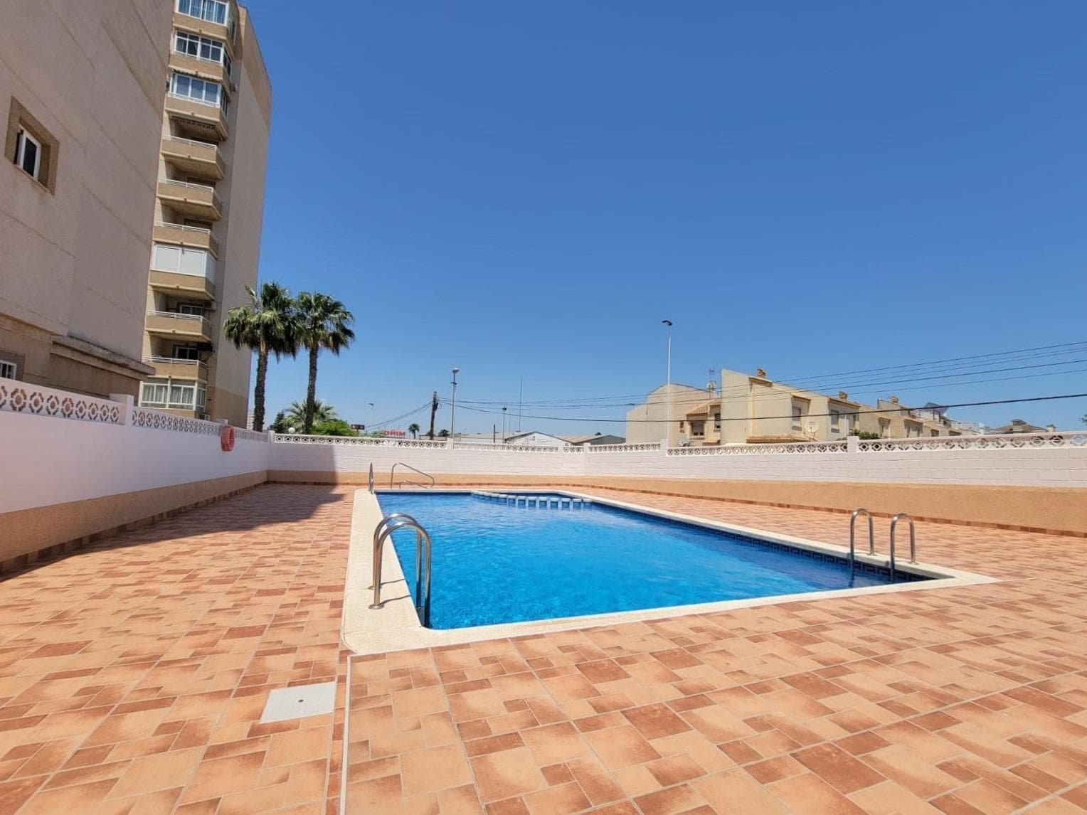 Apartment in private Residential with swimming pool in Nueva Torrevieja. It consists of a living room with a glazed terrace, a fully equipped American kitchen, two double bedrooms with built-in wardrobes and a bathroom (with a bathtub). Furnished. In good condition. Lifts in the building. Located near all amenities, supermarkets, shops, cafeterias, and so on., about 20 minutes walk to the beach "Playa del Cura"!
