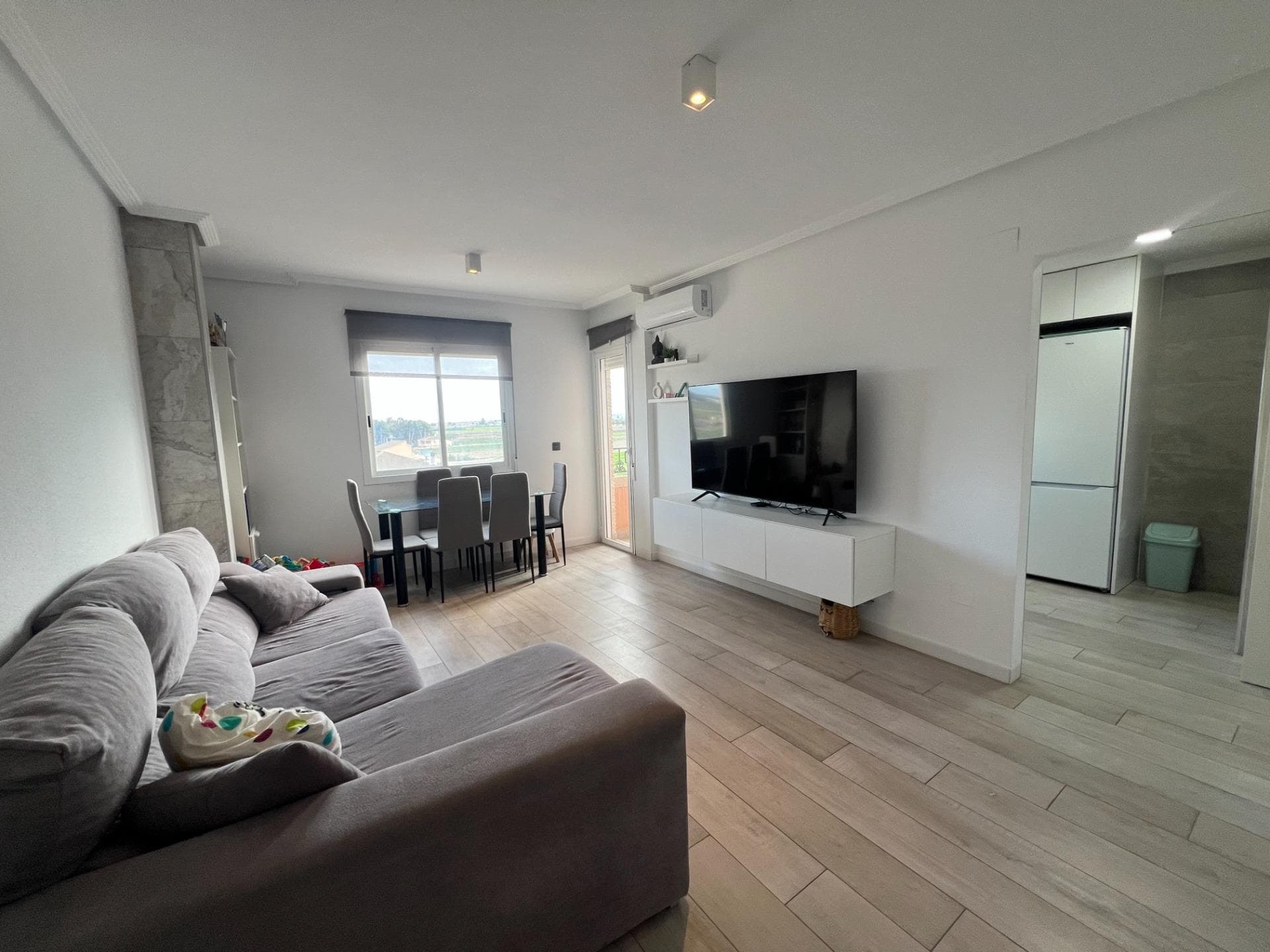 Spectacular 98 m² apartment designed to offer a welcoming and functional living space. This property comprises three bedrooms that provide comfort for the whole family, as well as a bright living-dining room perfect for creating unforgettable moments. The separate kitchen is fully equipped to meet all your culinary needs. It also features a full bathroom, a utility room ideal as an additional living area, and both a balcony and a private SOLARIUM; perfect for relaxing outdoors and enjoying the beautiful Mediterranean climate. The building boasts additional amenities: it has an elevator and a communal swimming pool, the perfect complement during the warmer months. Thanks to its privileged location on a high floor with excellent orientation, this apartment offers stunning, unobstructed views of Santa Pola and Guardamar, guaranteeing abundant natural light throughout the day. This property is perfect not only for its generous spaces but also because it offers the desired combination of interior spaciousness and outdoor amenities, ideal for families or individuals who value living comfortably surrounded by nature.