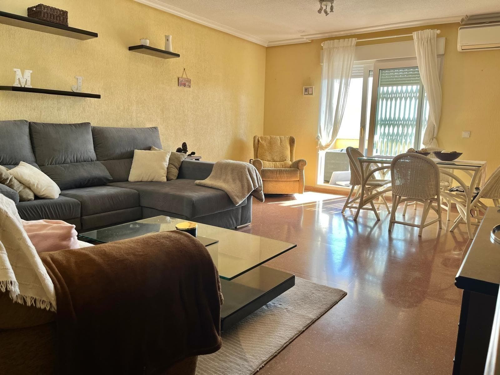 Built area: 163 m² | Usable area: 140 m² Bedrooms: 4 | Bathrooms: 2 Floor: 4th and 5th | Elevator: Yes Year Built: 1992 Terraces: Yes, 2 large (one with barbecue) Garage included | Alarm | Freehold This beautiful duplex penthouse is just 450 meters from the natural pools of Playa del Cura. Facing south, it enjoys abundant natural light throughout the day. It features a spacious entrance hall, a 20 m² independent kitchen with utility room, a bright and airy living room, 4 bedrooms, and 2 large terraces, one of them with a built-in barbecue. Located in the heart of the city, close to supermarkets, bus stops, and all urban amenities.