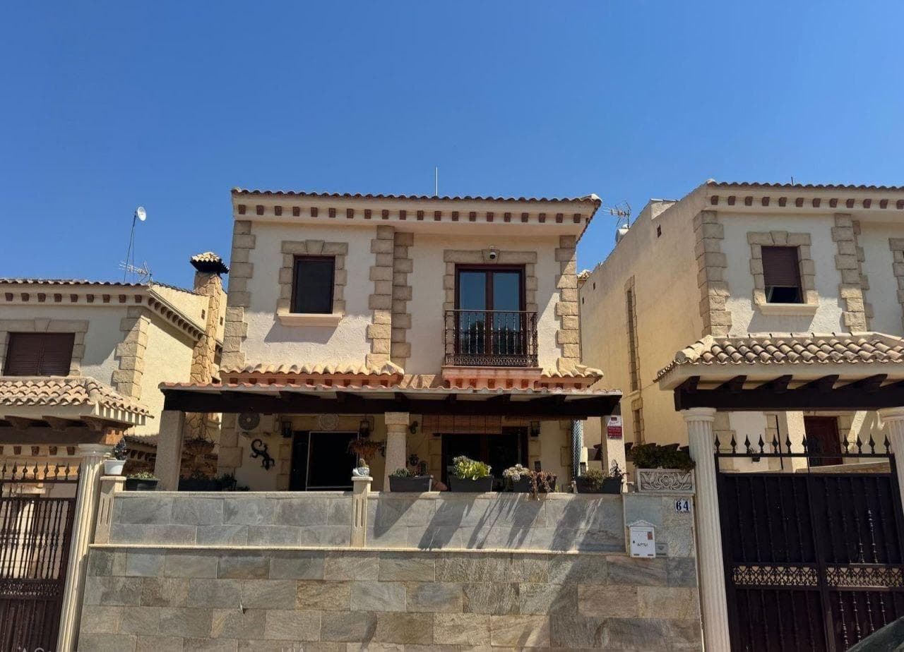 We present this magnificent property located in one of the most peaceful and scenic areas of Bigastro. A perfect place for those seeking privacy, nature, and tranquility close to town. 📐 Total built area: 221 m² 🛏️ Bedrooms: 4 🛁 Bathrooms: 3 🚗 Garage: private underground 🌄 Views: valley and mountains 🔥 Fireplace: yes 🌿 Garden: private 🌞 Terraces: 2 with panoramic views Spread over two floors, the house offers a comfortable and functional layout for the whole family. Spacious, light-filled rooms create a welcoming atmosphere, and the two terraces offer breathtaking views — ideal for morning coffee or evening relaxation. On the ground floor: large living room with fireplace, kitchen, one bedroom, and a bathroom. The upper floor features three bedrooms, two bathrooms, and access to a terrace with open views. There is also a private underground garage with extra storage space. 🏠 Key features: Very quiet residential area Generous living spaces Natural light throughout Ideal as a permanent home or holiday retreat Panoramic views 📍 Excellent location, just a few minutes from shops, schools, and all essential services. 📞 Contact us today for more information or to schedule a viewing!