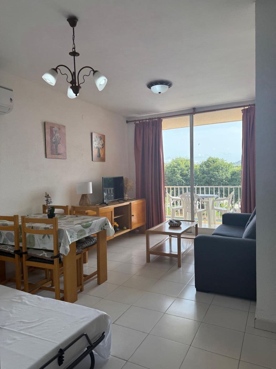 Bright and fully move-in ready 1-bedroom apartment for sale, located in one of Calpe's most sought-after areas. Ideal for living or investment, with excellent layout and natural light. You’ll love: Spacious bedroom with built-in wardrobe Separate, functional, fully equipped kitchen Living-dining room with direct access to a private terrace – perfect for relaxing outdoors Comfortable, well-maintained bathroom Located on the second floor of a quiet building with an elevator, surrounded by all essential services: supermarkets, pharmacies, medical centers, entertainment, and public transport. The beach is only 5 minutes’ walk away! Main features: Type: Apartment Bedrooms: 1 Bathrooms: 1 Living room: 1 Kitchen: Separate Terrace: Yes Floor: 2nd Elevator: Yes View: Street ✨ A fantastic opportunity to enjoy comfort, functionality, and Mediterranean living by the sea!