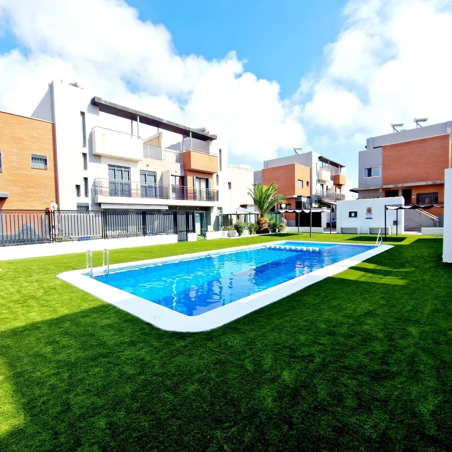A spacious and bright home located in one of Torrevieja’s most sought-after areas — Aguas Nuevas. An ideal choice for year-round living, holidays, or a smart investment. Key features: • 3 cozy bedrooms • 2 stylish bathrooms • Built area: 91 m² • Plot: 140 m² • Large terrace: 79 m² • Rooftop solarium with open views • Private and communal garden • Communal swimming pool • Enclosed garage • Orientation: north, east, and south — sunlight throughout the day Located in a well-maintained residential complex close to shops, schools, restaurants, and the beach. This home offers the perfect combination of comfort, function, and style. Move-in ready — come fall in love!