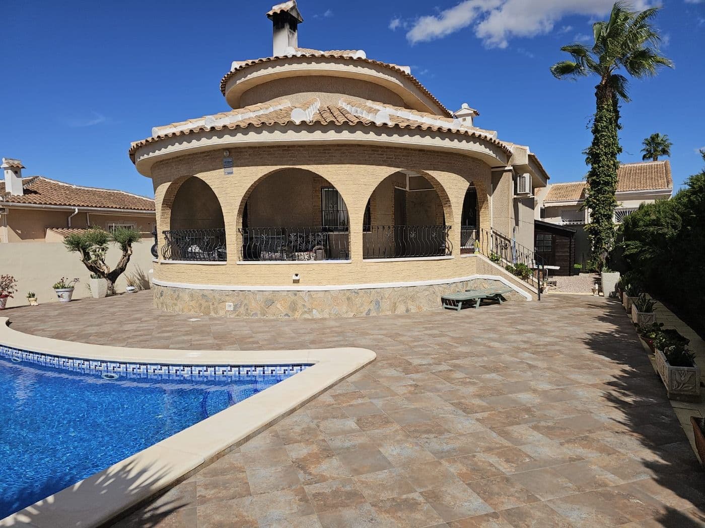 Charming villa with a well-kept garden, terrace, and private saltwater pool. Living area: 119 m² Plot: 400 m² 3 bedrooms, 3 bathrooms Private pool On-site parking Air conditioning Furnished and equipped Built in 2008 IBI: €390/year 10 km from the beach Perfect for permanent living or holidays in a quiet area with all amenities.