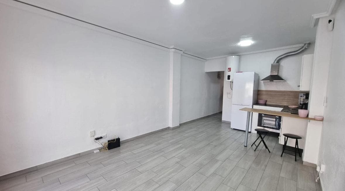 A charming and move-in-ready apartment in one of Torrevieja’s most sought-after areas, nestled between Playa del Cura and Playa de Los Locos. Perfectly located for permanent living, a holiday getaway, or a smart rental investment. Main features: Smart layout with well-used space. 2 spacious and bright bedrooms. Modern bathroom with walk-in shower and stylish finish. Open-plan living and kitchen area — ideal for everyday life and guests. Balcony (approx. 5 m²) with partial sea views. West-facing for afternoon sun and year-round comfort. Fully renovated and in excellent condition. Prime location: Just a short walk from the beach and close to supermarkets, cafés, pharmacies, public transport and year-round amenities. Perfect for: Buyers who want a move-in-ready home. Anyone dreaming of life by the sea with all services close by. Investors targeting holiday or long-term rentals.