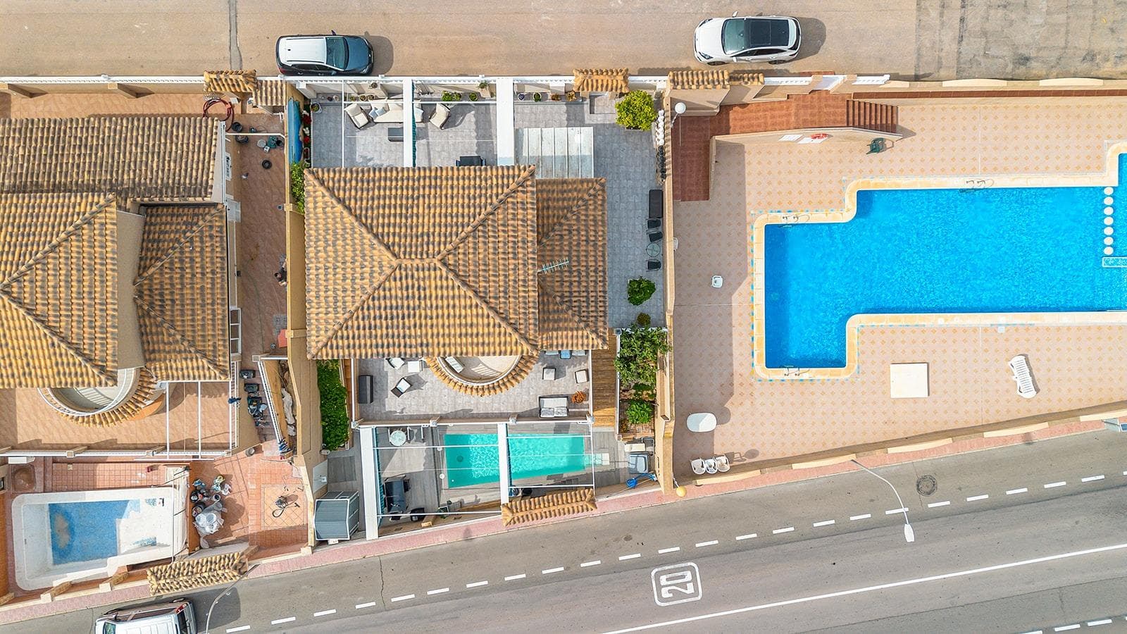 Exclusive independent Mediterranean-style villa with sea views and private pool in Los Altos, Torrevieja Discover this magnificent independent villa in one of the most sought-after areas of Torrevieja. With an elegant Mediterranean-style design, this property offers the perfect balance of comfort, privacy, and proximity to all services. 5 bedrooms | 3 bathrooms | 131 m² built | 330 m² plot Prime location: Located in the quiet urbanization of Los Altos, just a few minutes from the beaches of Punta Prima and with easy access to schools, supermarkets, restaurants, and shopping centers like La Zenia Boulevard and Habaneras. Home distribution: ✔ Ground floor: Bright living room with access to terraces and relaxation areas. Fully equipped independent kitchen with laundry area. 1 bedroom and 1 bathroom with shower. Beautiful porch and gardens. ✔ Upper floor: 2 bedrooms. 1 full bathroom with bathtub. Terrace with clear views. ✔ Semi-basement: 2 additional bedrooms, perfect for guests. Leisure area. 1 full bathroom with bathtub. Storage room. Tool area. On this floor, there is direct access to the spectacular private saltwater pool and a cozy terrace with a fireplace. 🔹 You will love: ✅ The private saltwater pool. ✅ Several terraces to enjoy the sun and outdoors. ✅ Urbanization with communal pool. ✅ Sold fully furnished. ✅ Excellent communication with the AP-7 and N-332, facilitating access to Torrevieja, La Zenia, and Alicante airport. A unique property, ideal both as a permanent residence and for enjoying an unforgettable vacation on the Costa Blanca. Don't miss this opportunity! Contact us for more information or to schedule a visit. Taxes and fees not included in the price.
