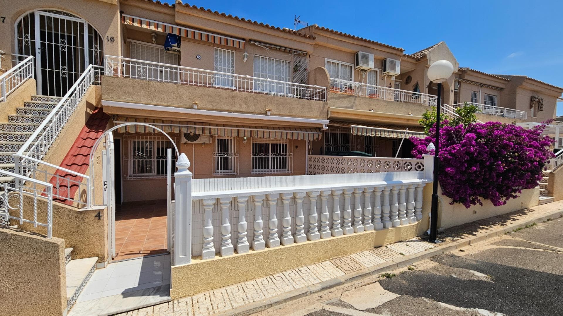 Ground floor bungalow with 25 m² terrace in Torreblanca – Just 1 km from La Mata beach Discover this charming ground floor bungalow in the Torrealmar residential complex, located in Torreblanca, Torrevieja! With 43 m² built, this cozy home offers 2 bedrooms, 1 renovated bathroom with underfloor heating, a modern open-plan kitchen, and a living-dining room with direct access to a spacious 25 m² private terrace, perfect for enjoying the Mediterranean sun all year round. The complex features communal green areas, a swimming pool, and a tennis court—ideal for permanent living or holidays. There's also private parking right in front of the property. Located just 1 km from the beautiful La Mata beach, and close to all amenities: supermarkets, public transport, restaurants, and more. - Sold fully furnished - Renovated and ready to move in - Quiet and well-connected area Don’t miss this opportunity to live by the sea in a privileged environment. Contact us and schedule your visit!