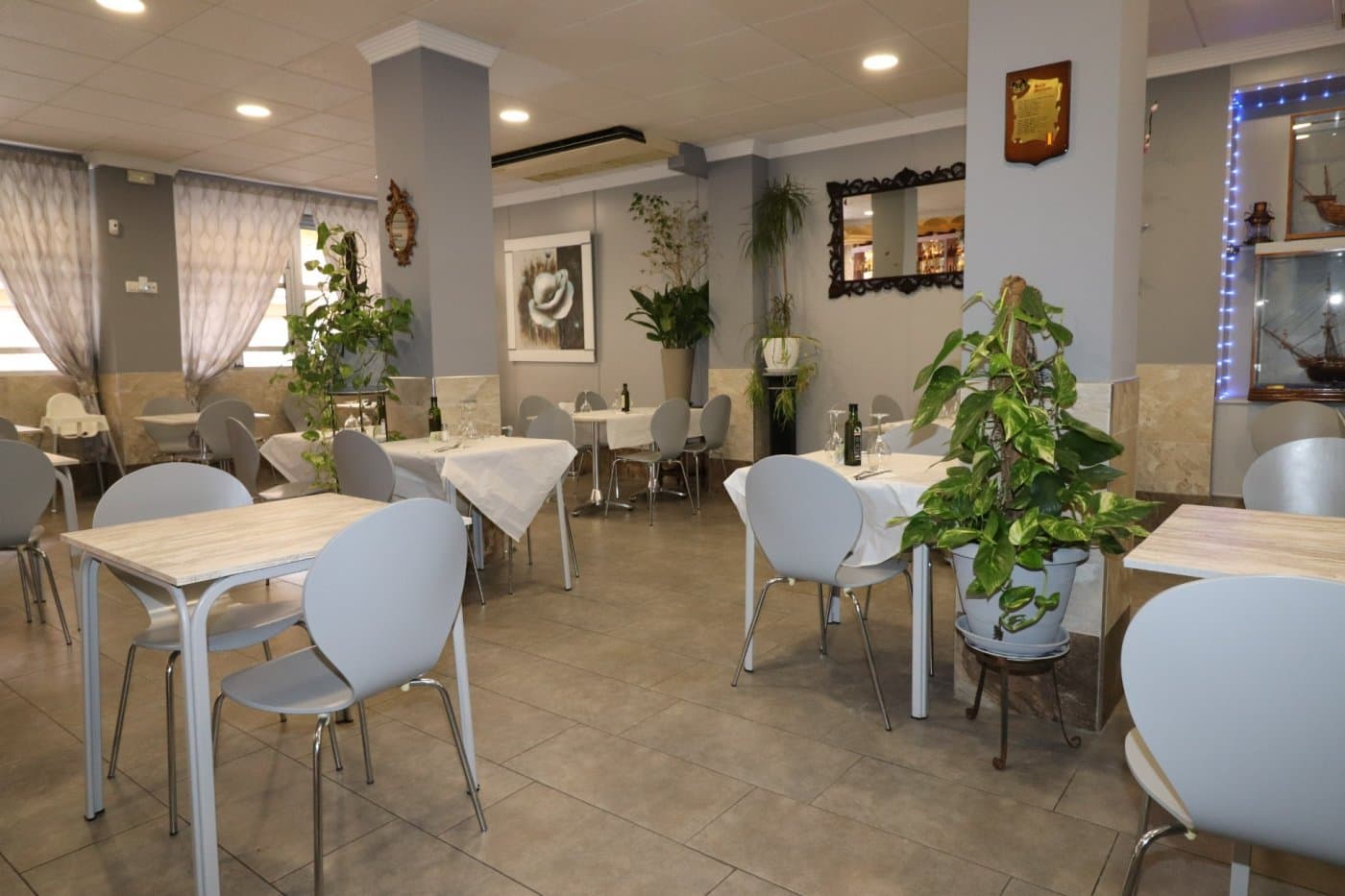 Restaurant for sale next to the sea. Famous for its delicious dishes of rice, meat, fish, paella etc. Excellent experience and highly recommended in Torrevieja. It has a large living-dining room with 44 chairs and a long bar where you can have a beer and try the tapas, also a terrace with 39 chairs to enjoy outdoors. The kitchen is fully equipped with everything necessary for the perfect operation of the restaurant. There is a large warehouse to store the products and also a cold room. The restaurant also offers a daily menu and is located in an excellent area of ​​passage. Do not miss the opportunity, call and book your visit!