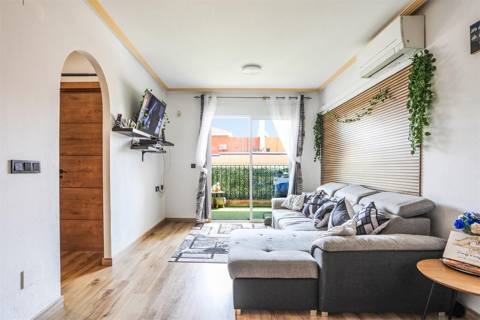 Would you like to enjoy the wonderful Parque de Duque complex in Playa Flamenca - Orihuela Costa? Take a look at this beautiful two-bedroom, one-bathroom apartment with a window, a spacious living-dining room with an open-plan kitchen and window. A terrace where you can enjoy the winter sun and summer evenings thanks to its superb location. Gated community with communal swimming pool, green area, recreation area, and easy access to all directions. Don't hesitate to call us, we'd love to show it to you. Your dream is our goal!