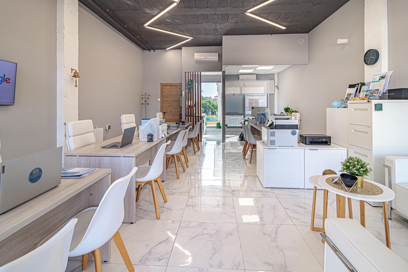 Office for sale with modern designer renovation, high-quality furniture, computers, printers, and the possibility to transfer or update the opening license. Suitable both for starting your own business or for investors who want to buy and rent it out for commercial activities, where rent is higher and ROI exceeds residential property. Renovation was completed 2 years ago using high-quality materials. The office was designed for running a personal business, real estate agency, and is for sale due to relocation to another region of Spain. Currently designed for 6 workstations, but more can be added. The 5-meter glass façade is equipped with an advertising system for real estate listings with interior lighting. Ceilings are 3.40 m high. The office has forced ventilation, two air conditioners, and a radiator for efficient winter heating, all controllable via Wi-Fi from your phone. All office systems are integrated into a smart home system, allowing control of lighting, climate, and even the water heater via smartphone. Includes alarm system and video surveillance camera. Interior designed with attention to detail: lighting, floor outlets, and workstation layout. High-quality furniture: desks, chairs, cabinets, and storage systems. Client area with leather sofa and armchair. Includes several computers and 3 printers. Entrance features automatic roller shutters with remote control. Windows face two directions, ensuring good natural light throughout the day. Office includes kitchen with fridge, coffee machine, drinking water filter, and water heater connected to smart system. Separate bathroom. Alarm, high-speed internet, and ventilation system included. Opening license can be updated for office use, allowing the new owner to start working immediately without additional approvals. Ideal office for a company seeking a modern, technological, and functional workspace in a convenient location. Built area: 49 m². Municipal parking available in front of the building.