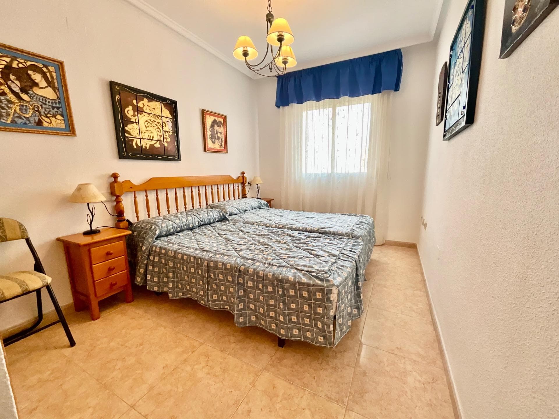 PRICE REDUCTION!!!. Bright third-floor apartment with elevator, located in the quiet residential area of Parque de las Naciones, on Calle Torresal in Torrevieja. Set in a well-maintained building from the year 2001, it features step-free access, two elevators, and a communal pool—making it ideal for year-round living or as a holiday retreat. The layout includes two bright bedrooms, a full bathroom with shower, an independent fully equipped kitchen, and a comfortable living room with access to a 5 m² glazed terrace, perfect as an extra sitting area or utility space. The property is equipped with air conditioning and is in excellent condition, ready to move into without the need for renovations. Surrounded by services, shops, green areas, and with easy access to the town center and beaches, this home is a great opportunity in one of the most practical and well-connected neighborhoods in the city.