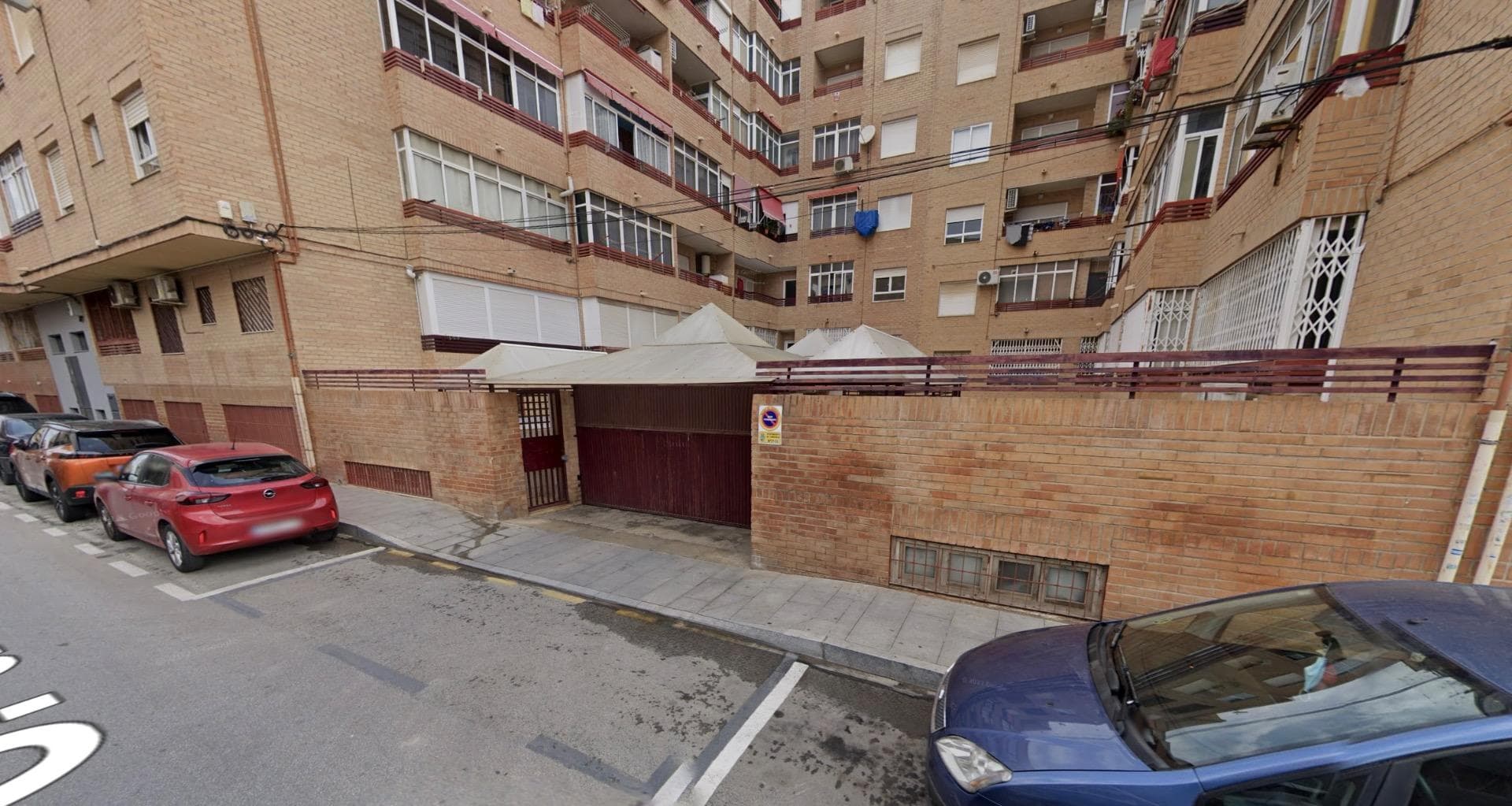 Enclosed garage in the basement of the La Tejera building. It has access via a ramp. Close to the town center, all kinds of services, and the N-332 national road.
