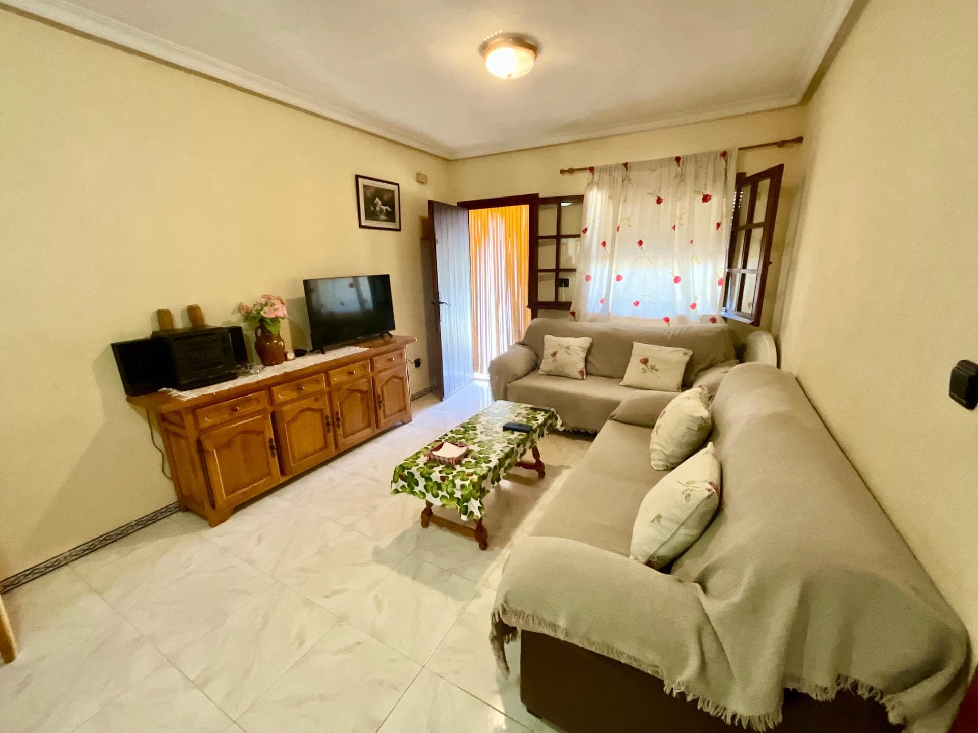 Ground-floor bungalow for sale in Torreblanca, Torrevieja, located in a private residential complex with extensive green areas and excellent amenities. The property offers dual access from both the street and the patio/terrace area, providing convenience and privacy. It features two bedrooms, a bright living-dining room, independent kitchen, and a full bathroom. Outside, there is a covered terrace and a large open patio of over 30 m², plus a private garden—ideal for outdoor living with privacy. The complex includes two communal swimming pools, landscaped gardens, a tennis court, and a minigolf area, perfect for leisure and relaxation. It also includes an outdoor parking space within the complex. Quiet, well-connected location, close to supermarkets, public transport, and a 10-minute walk to La Mata beach. Suitable for both permanent living and holidays.