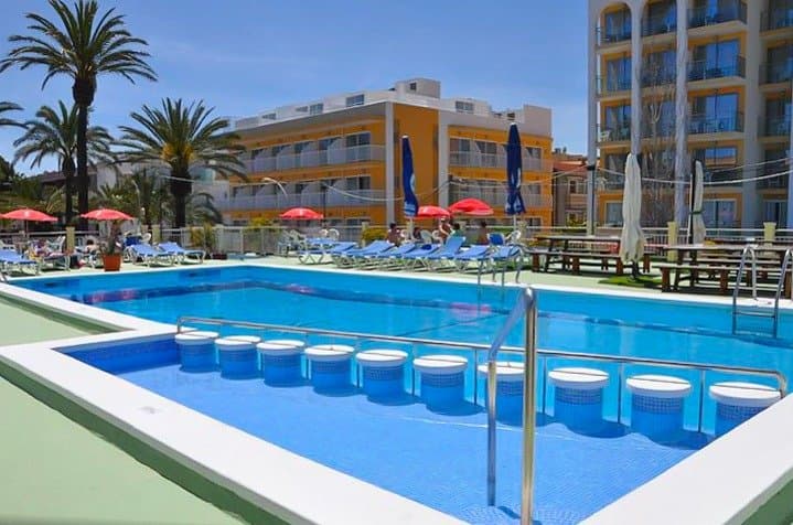 This exceptional business and residence complex is located in the heart of Cala Ratjada, in front of the well-known Plaza de los Pinos, the heart of the town's leisure activities where the weekly market is held. A short distance from the promenade, the port and the commercial area, this property offers a privileged location and multiple investment opportunities.. . The property is located on a lot with 3 corners. This unique property includes a large 2-story chalet that is completely habitable, an old nightclub, currently used as a large warehouse for different businesses, a large cocktail bar in operation with the right to use a terrace in the square, another drinks venue. without exploitation, a large bar-restaurant with an industrial kitchen in operation and the right to use a terrace on the street and another bar in operation on the roof with a large terrace, swimming pool with toilets, showers, changing rooms and warehouse, ideal for a Chill out business .. . All businesses are available for continued exploitation and therefore are properties along with the chalet, ideal as an investment. The plot is built on the ground floor. It is possible to build up to 21 homes on the 1st, 2nd and 3rd floors. Taking into account that in front of the possible building to be built, there is a plaza and lower buildings, the homes on the 3rd floor would have partial views of the sea.. . The corresponding purchase taxes, notary and property registration expenses are not included in the price. The furniture, of the different premises and the home, is optional.. . This complex in the heart of Cala Ratjada is a unique investment opportunity that combines a private residence with multiple businesses in operation. Its strategic location in front of Plaza de los Pinos, its proximity to the promenade, port and commercial area, and the potential for expansion with the possibility of building up to 21 homes, make this property an exceptional investment. Contact us for more information and to organize a visit to this unique property!