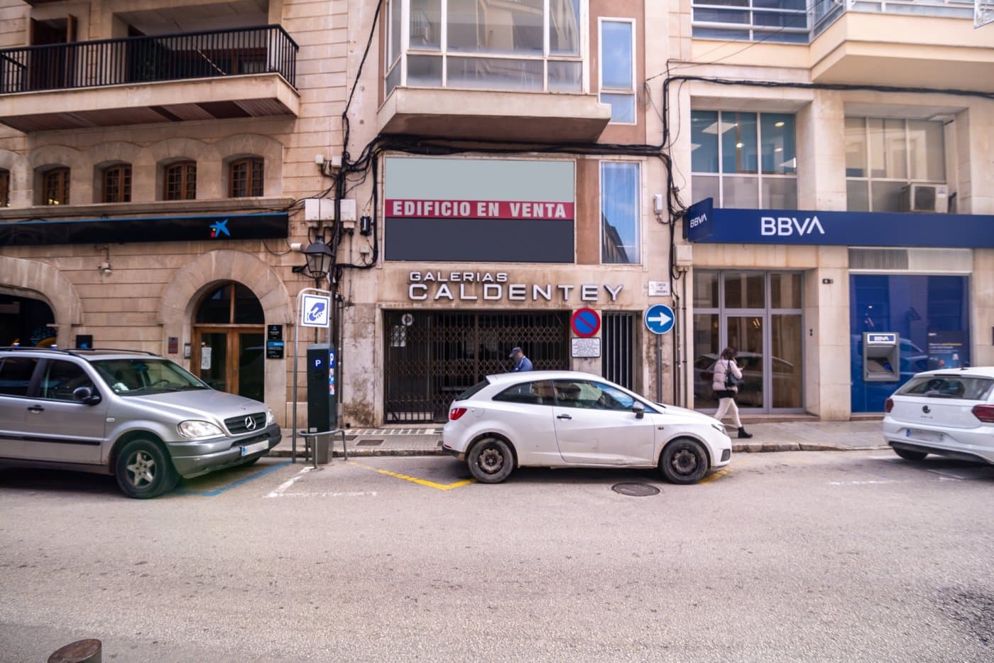 Located in one of the main and commercial streets of Manacor, this 9-story building with elevator offers an excellent investment opportunity.. . The building, formerly used as a shopping center, has an entire basement floor used as a warehouse, 7 more floors without specific use and an entire floor used as a home with a living room, dining room, three double bedrooms, two bathrooms, a fitted kitchen and an office. It also has several terraces with clear views.. . The price of the property does not include the taxes corresponding to the purchase and sale, nor the notary and property registration expenses.. . This building is an excellent opportunity for investors looking for a project with multiple development possibilities in a strategic location. The flexibility of the spaces and the location in the center of Manacor make it an attractive investment.. . Contact us for more information and to arrange a visit.